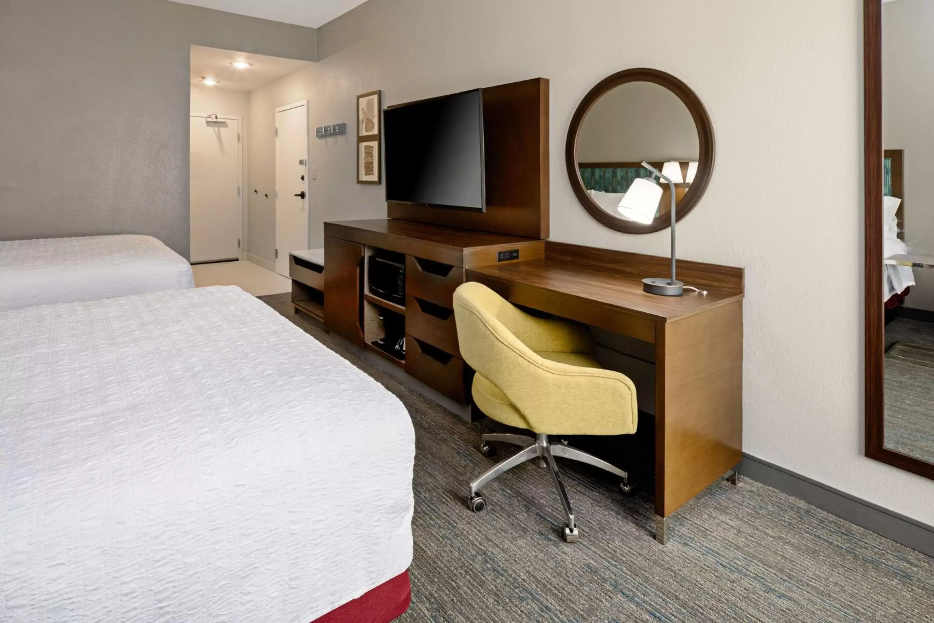 Bedroom, TV/Entertainment Center in Hampton Inn Richmond/Midlothian Turnpike