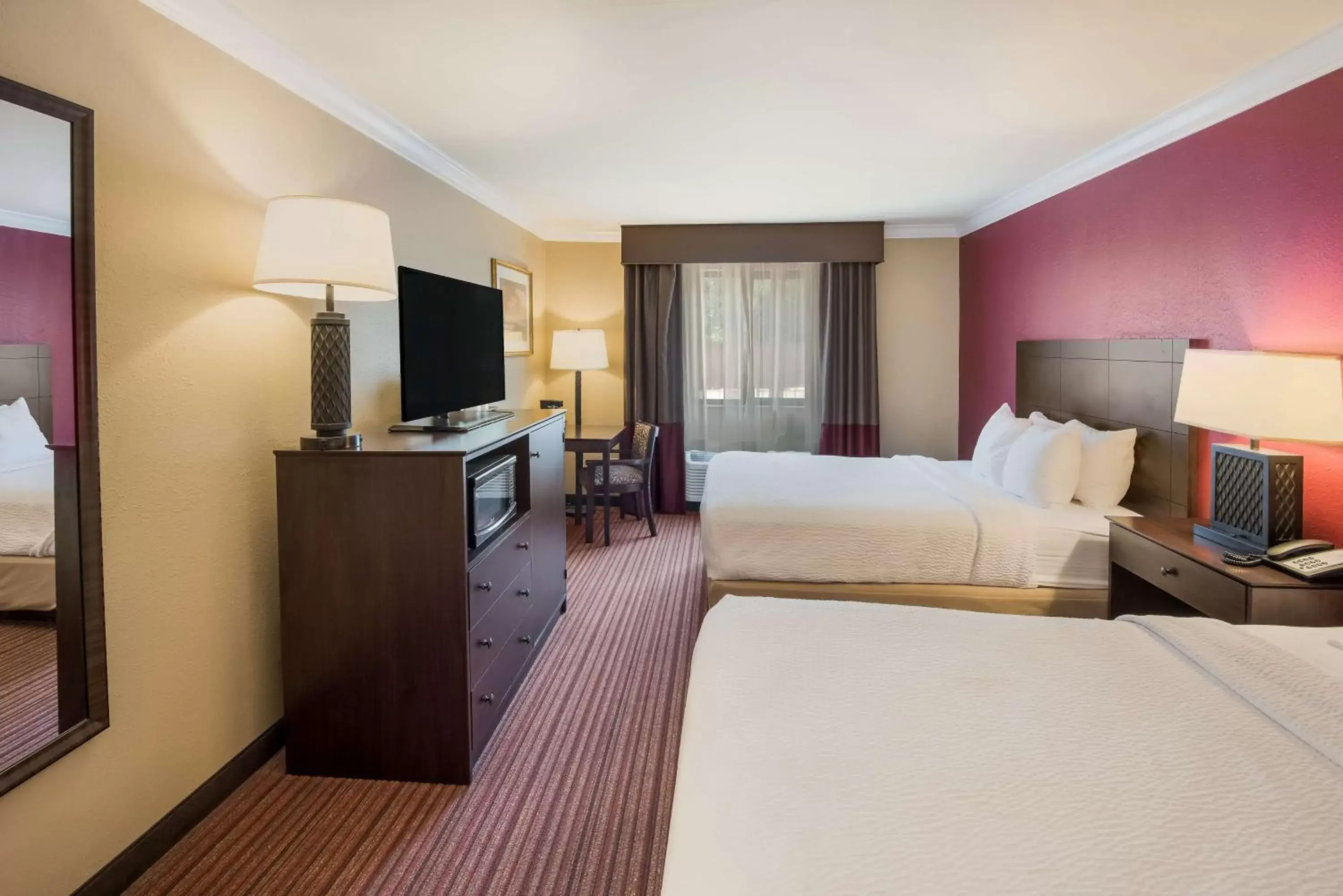 Bedroom, TV/Entertainment Center in Best Western Sycamore Inn