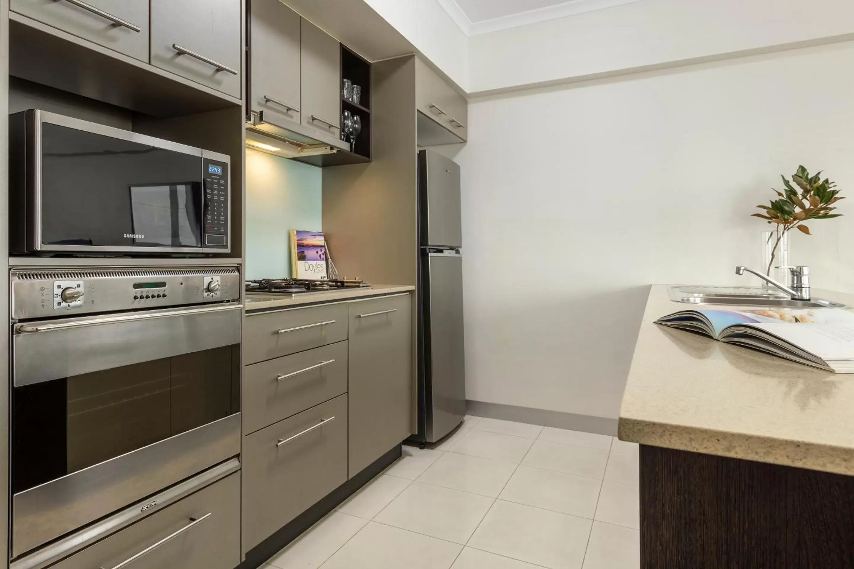 Kitchen or kitchenette, Kitchen/Kitchenette in iStay River City Brisbane