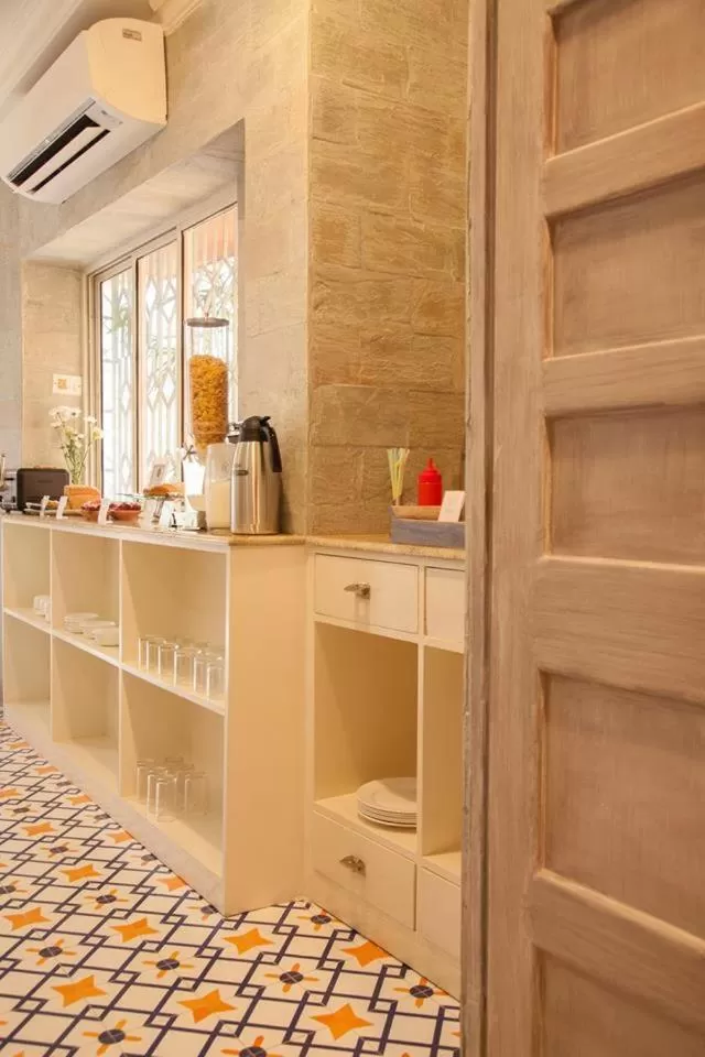 Restaurant/places to eat in The Ivy House