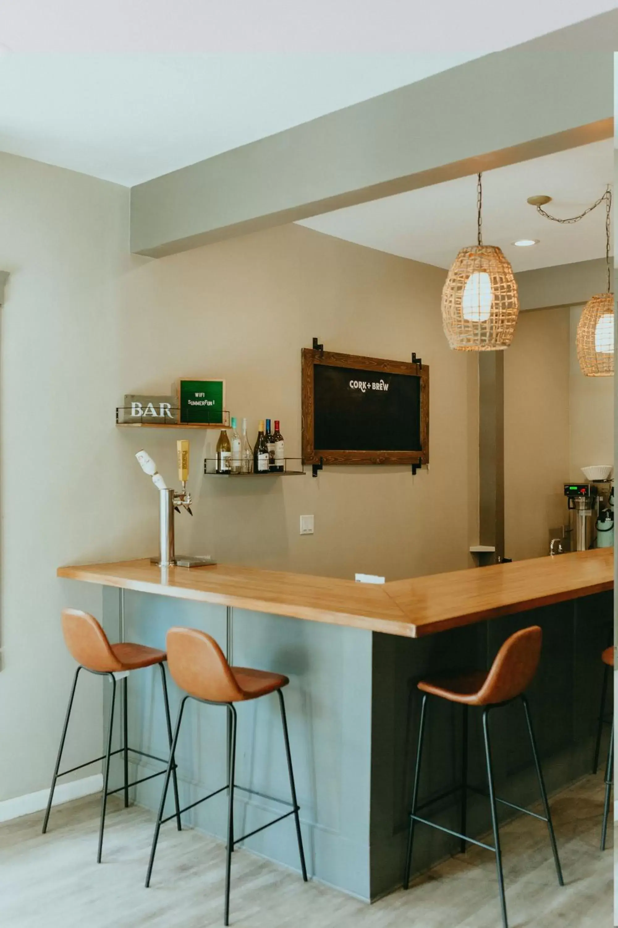 Lounge or bar, Kitchen/Kitchenette in Hermosa Hotel