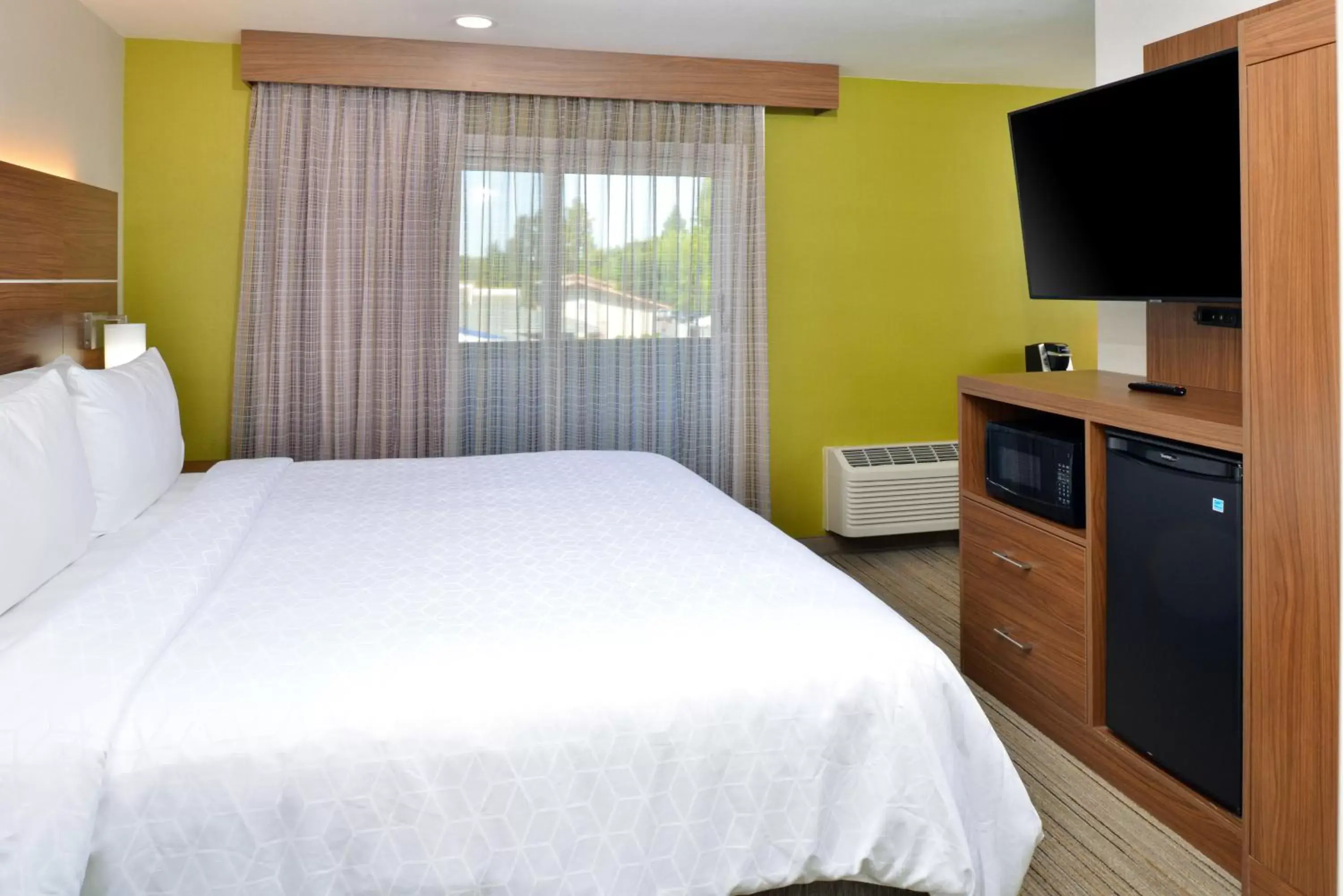 Guests, Bed in Holiday Inn Express - Santa Rosa North, an IHG Hotel