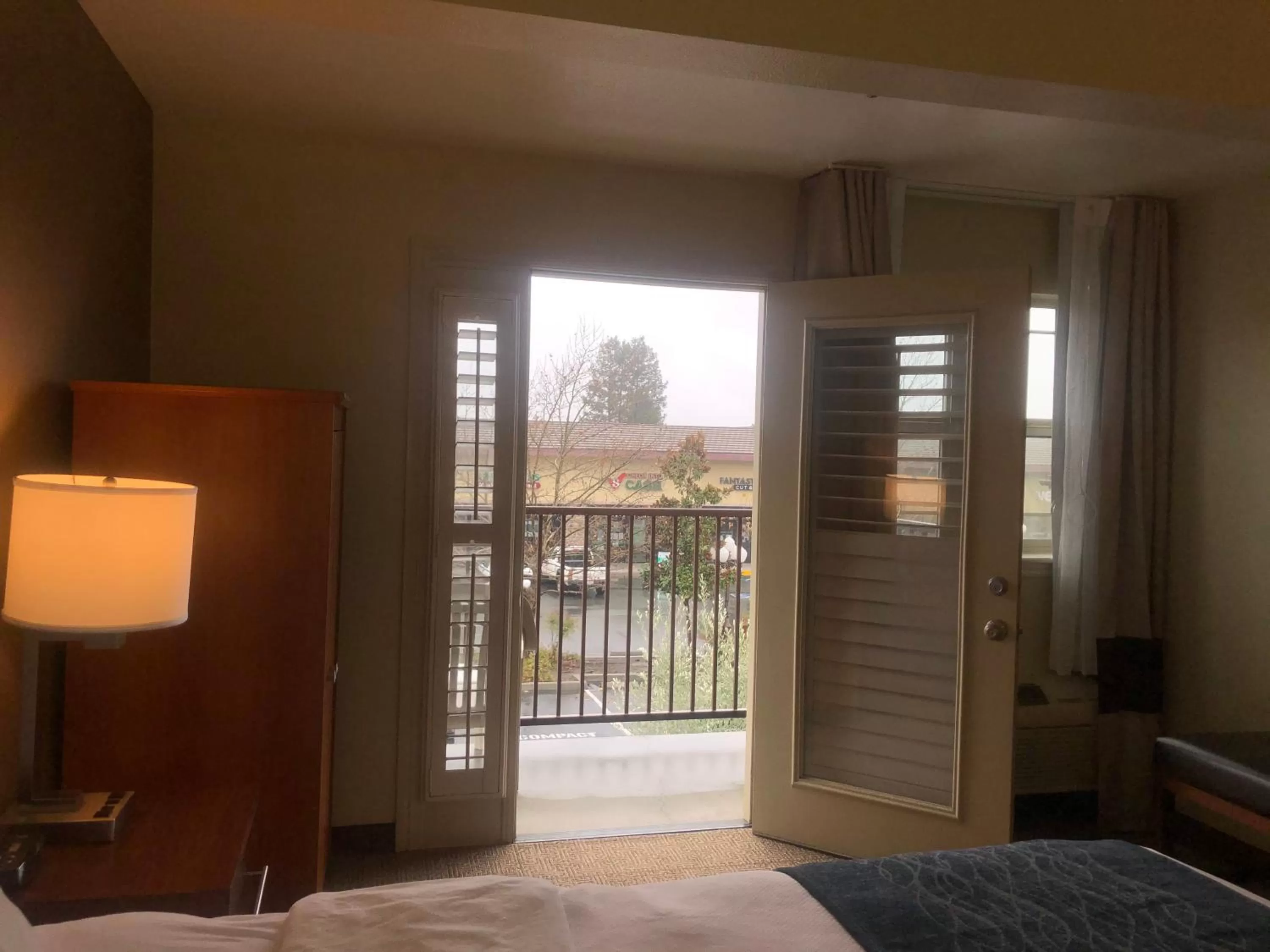 View (from property/room), Bed in Comfort Inn & Suites Ukiah Mendocino County