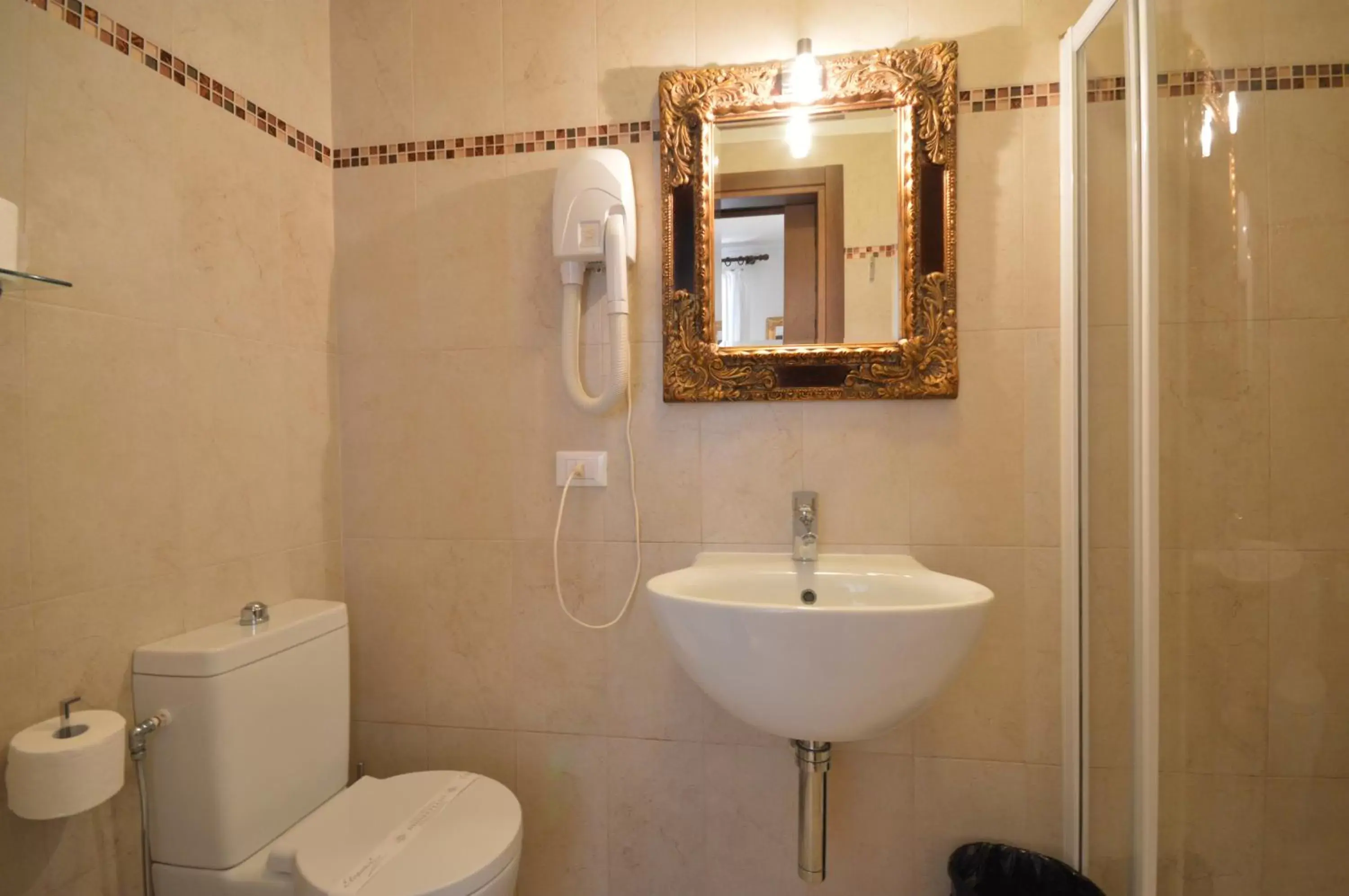Bathroom in Albergo Marin