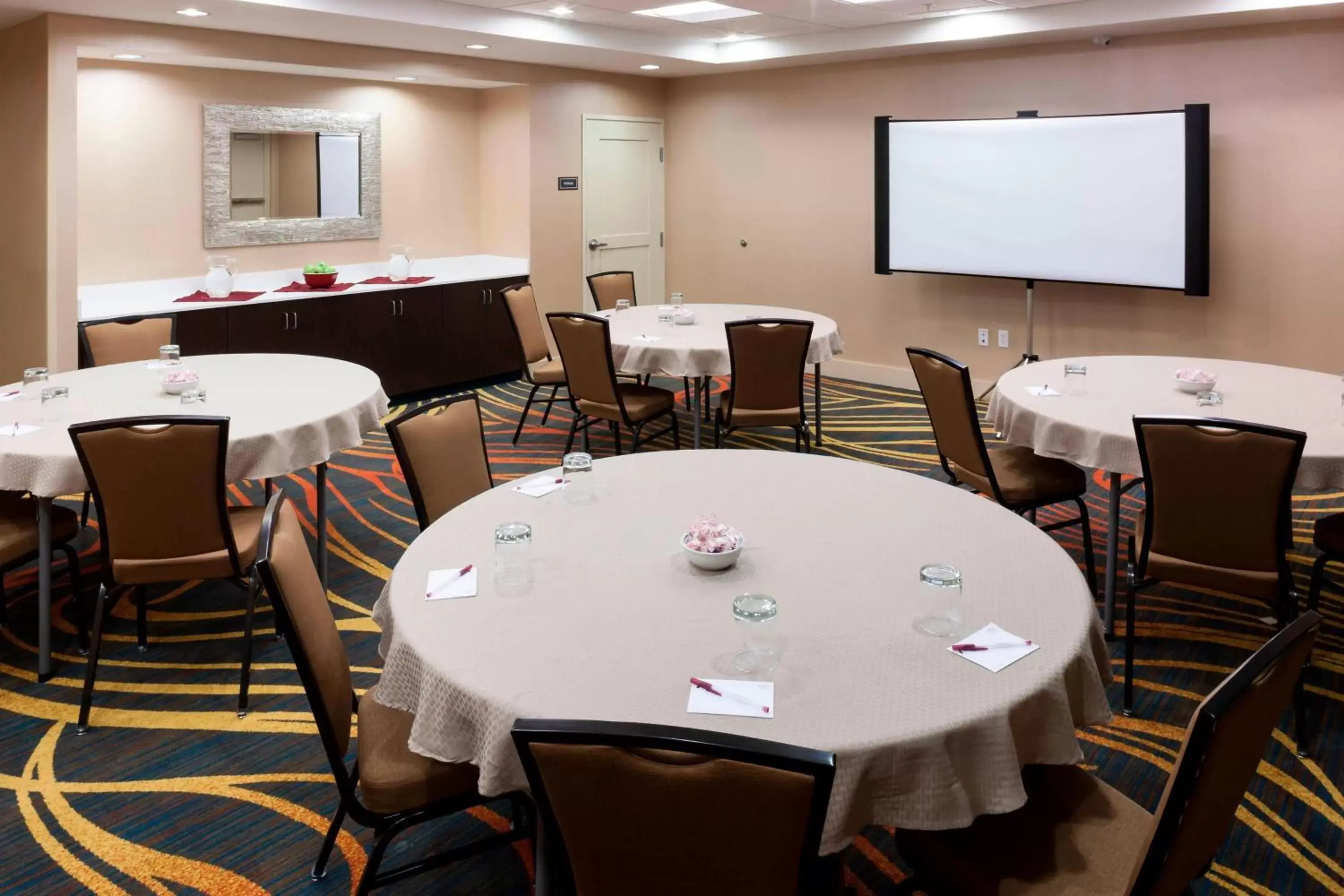 Meeting/conference room, Restaurant/Places to Eat in Residence Inn by Marriott Fort Lauderdale Airport & Cruise Port