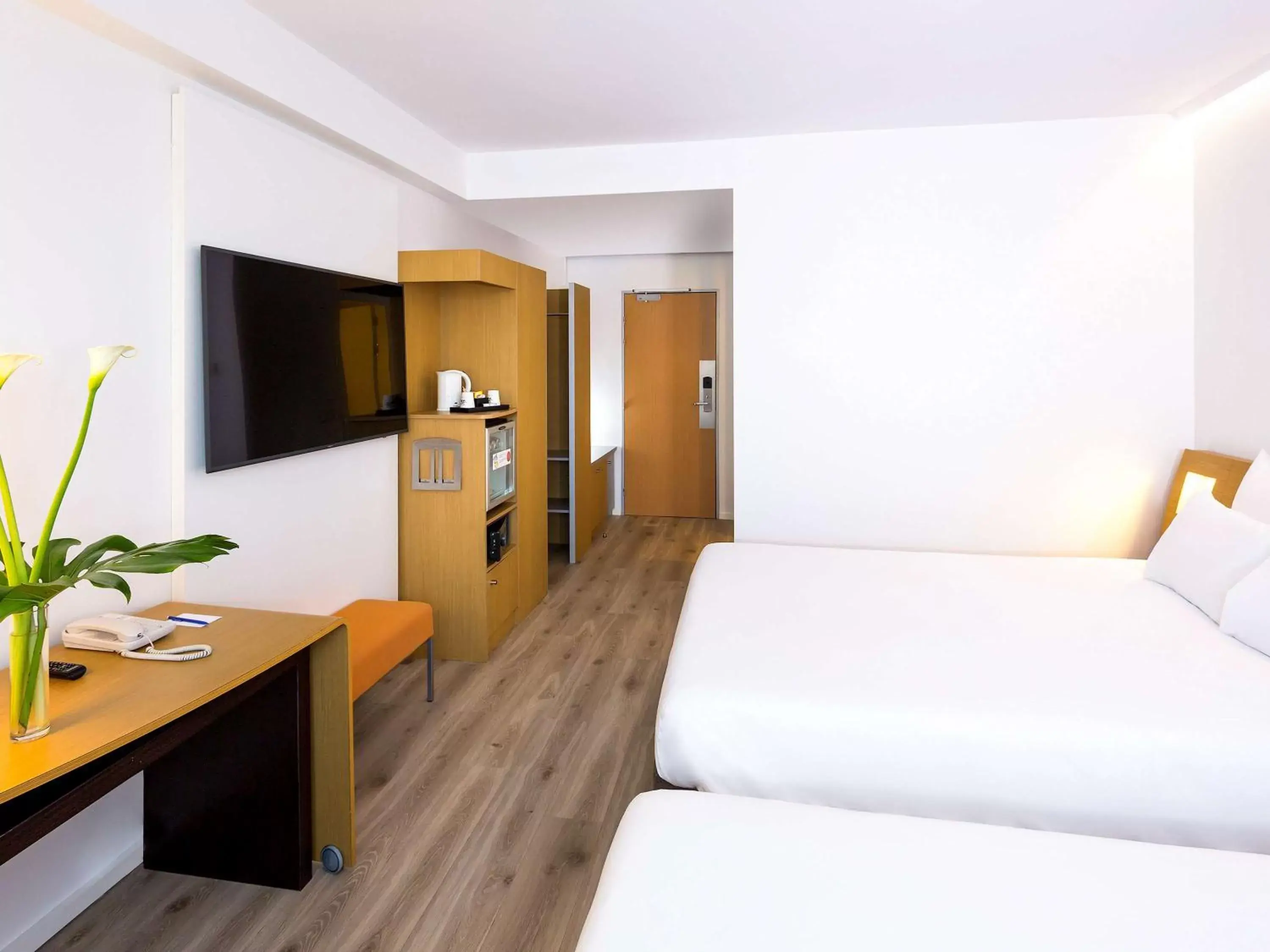 Photo of the whole room, Bed in Hotel Novotel Sevilla