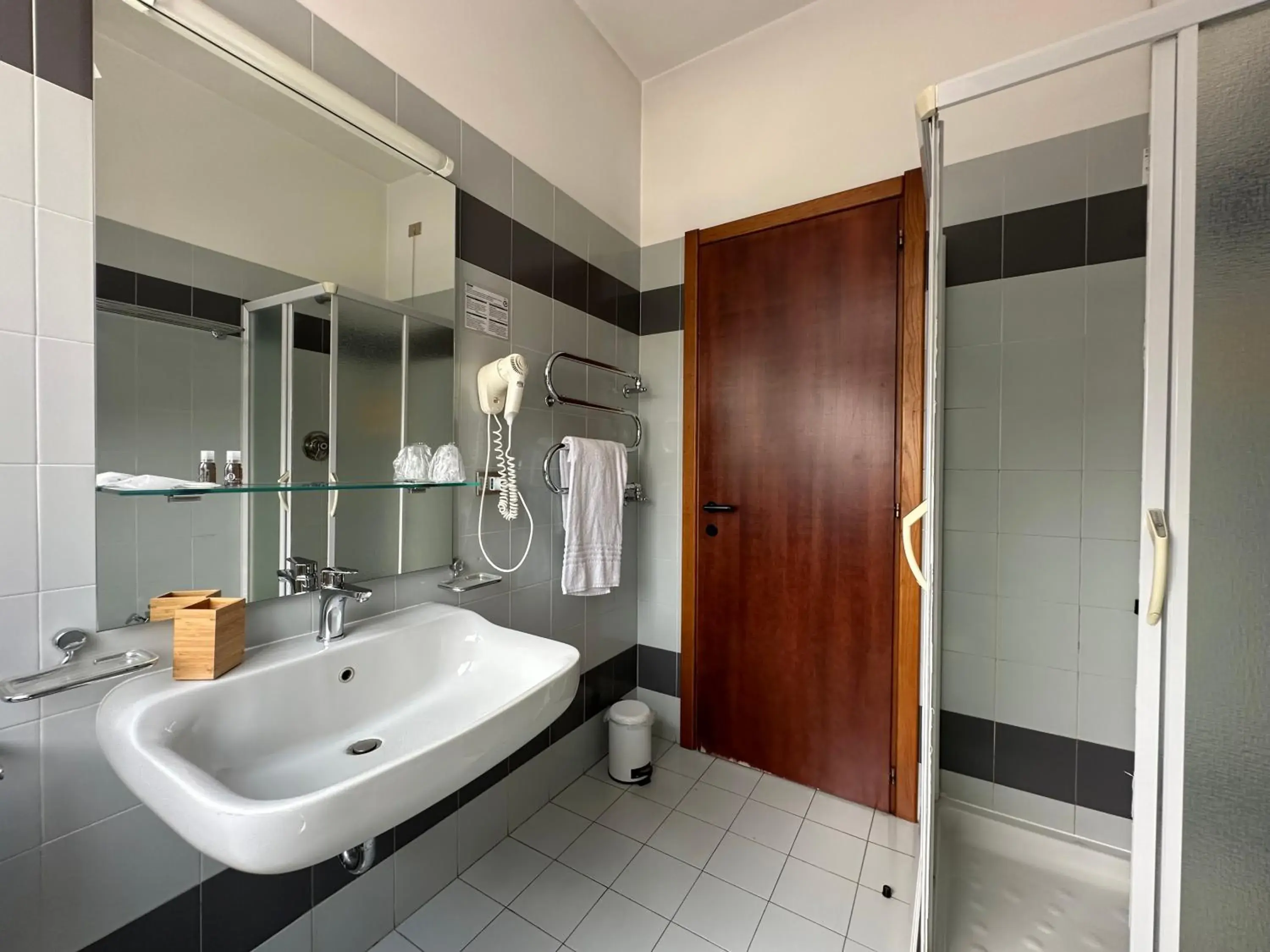Shower, Bathroom in Hotel Griselda