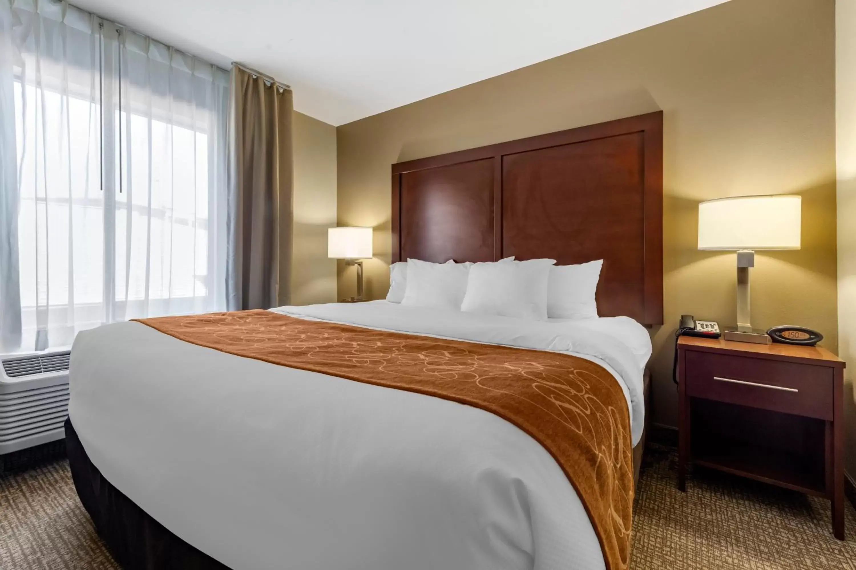 Bed in Comfort Suites Bridgeport - Clarksburg