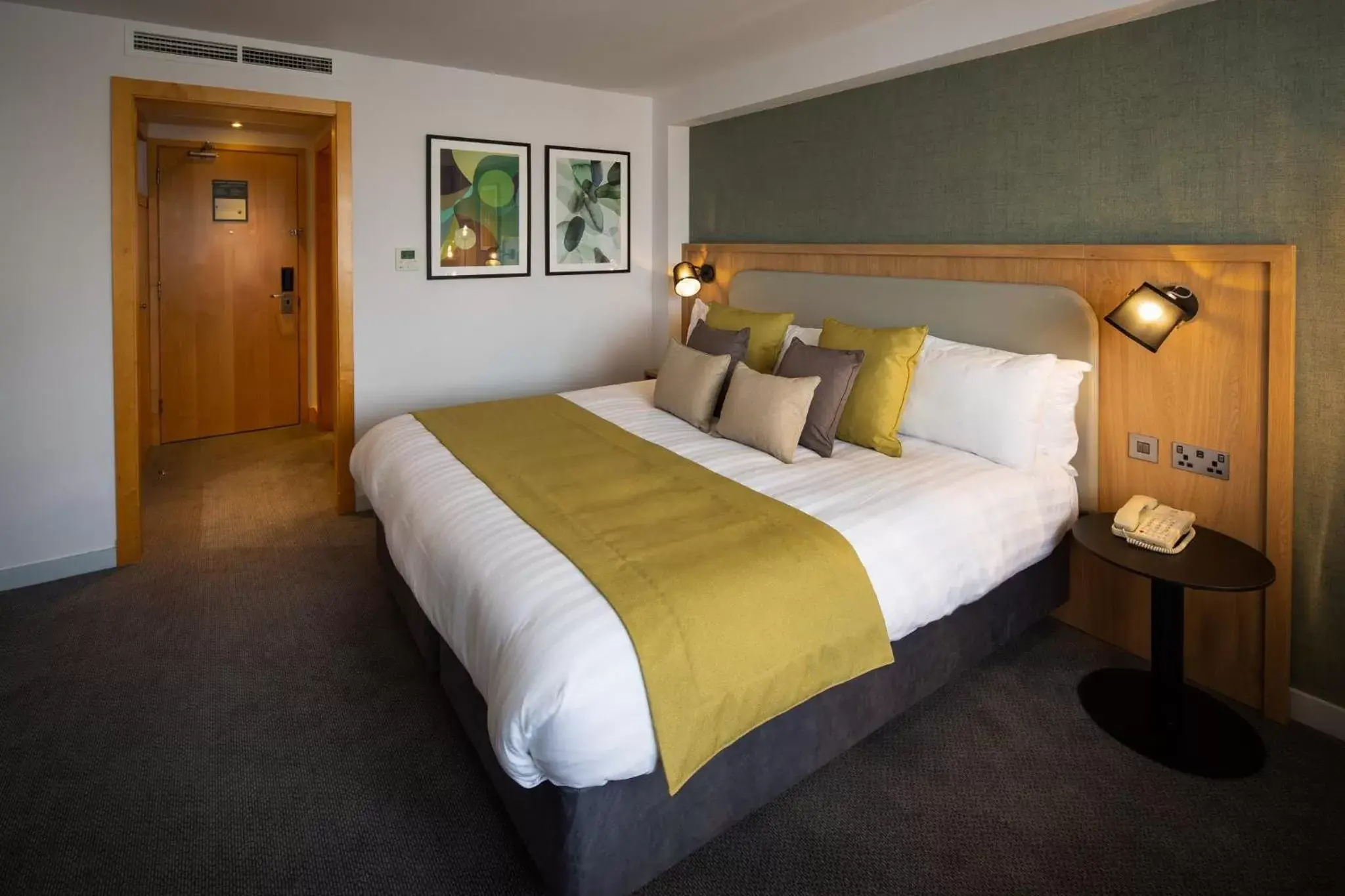 Photo of the whole room, Bed in Holiday Inn Oxford, an IHG Hotel
