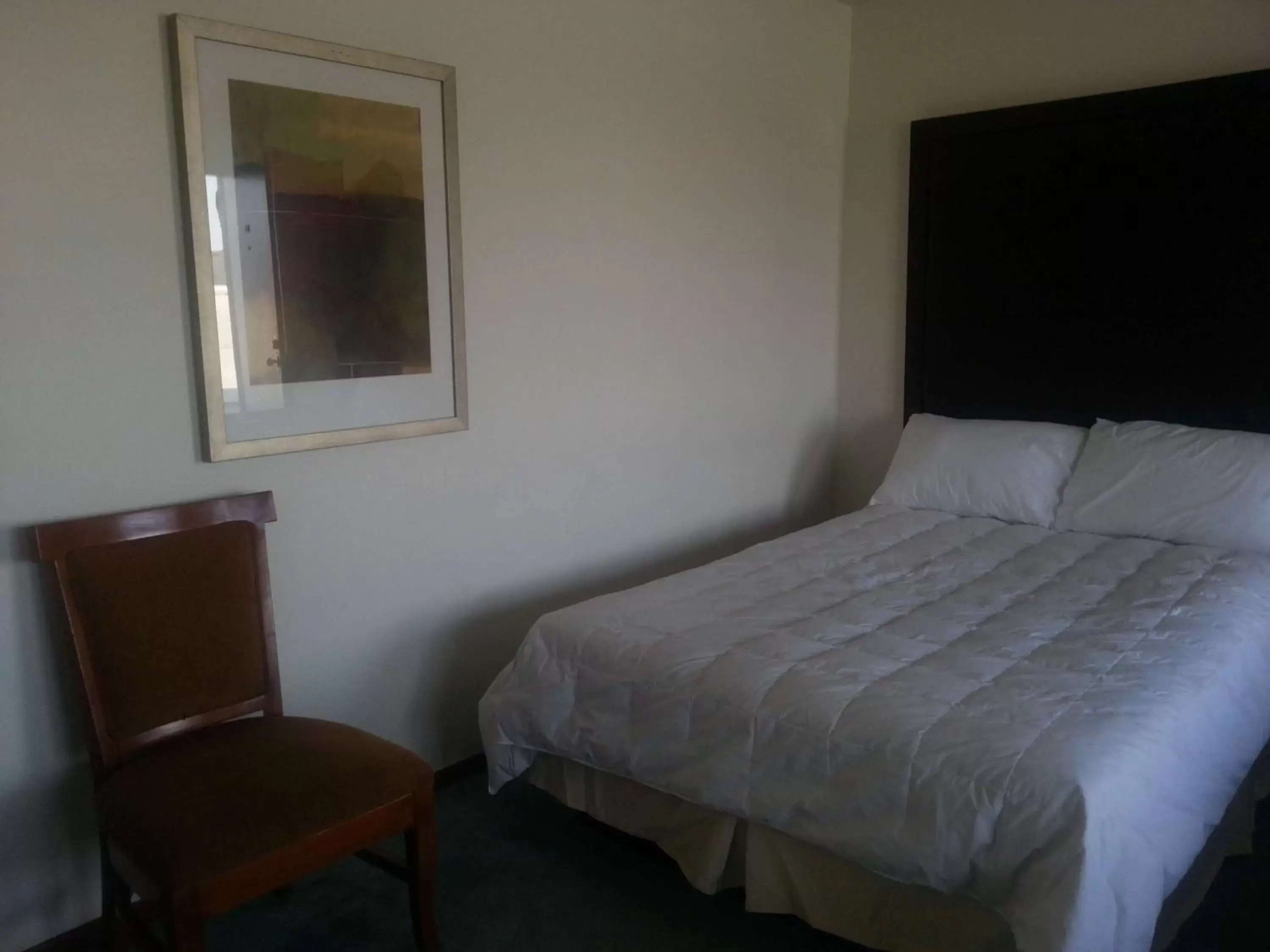 Photo of the whole room, Bed in Harlan Inn and Suites