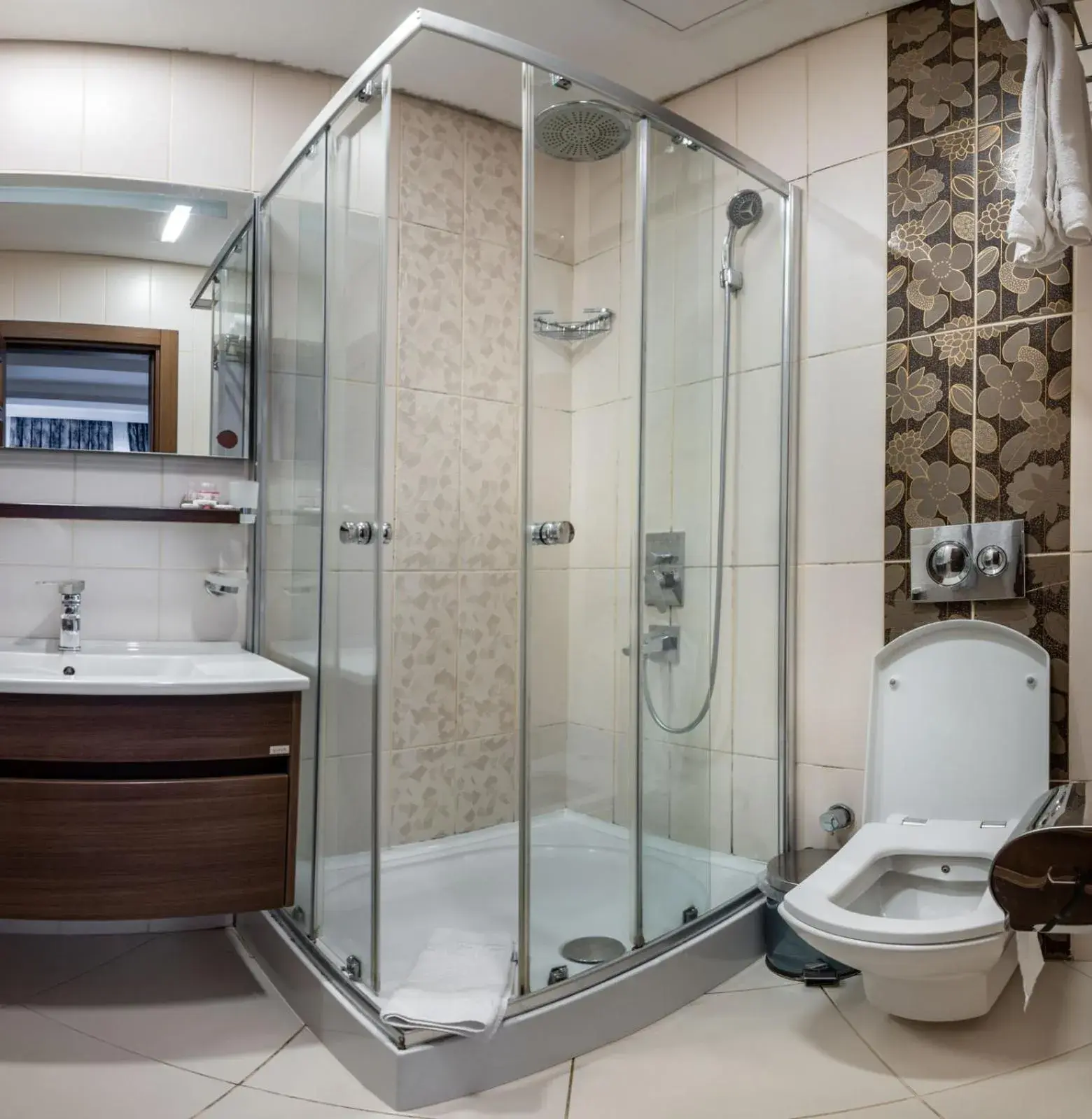Shower, Bathroom in Aristocrat Hotel