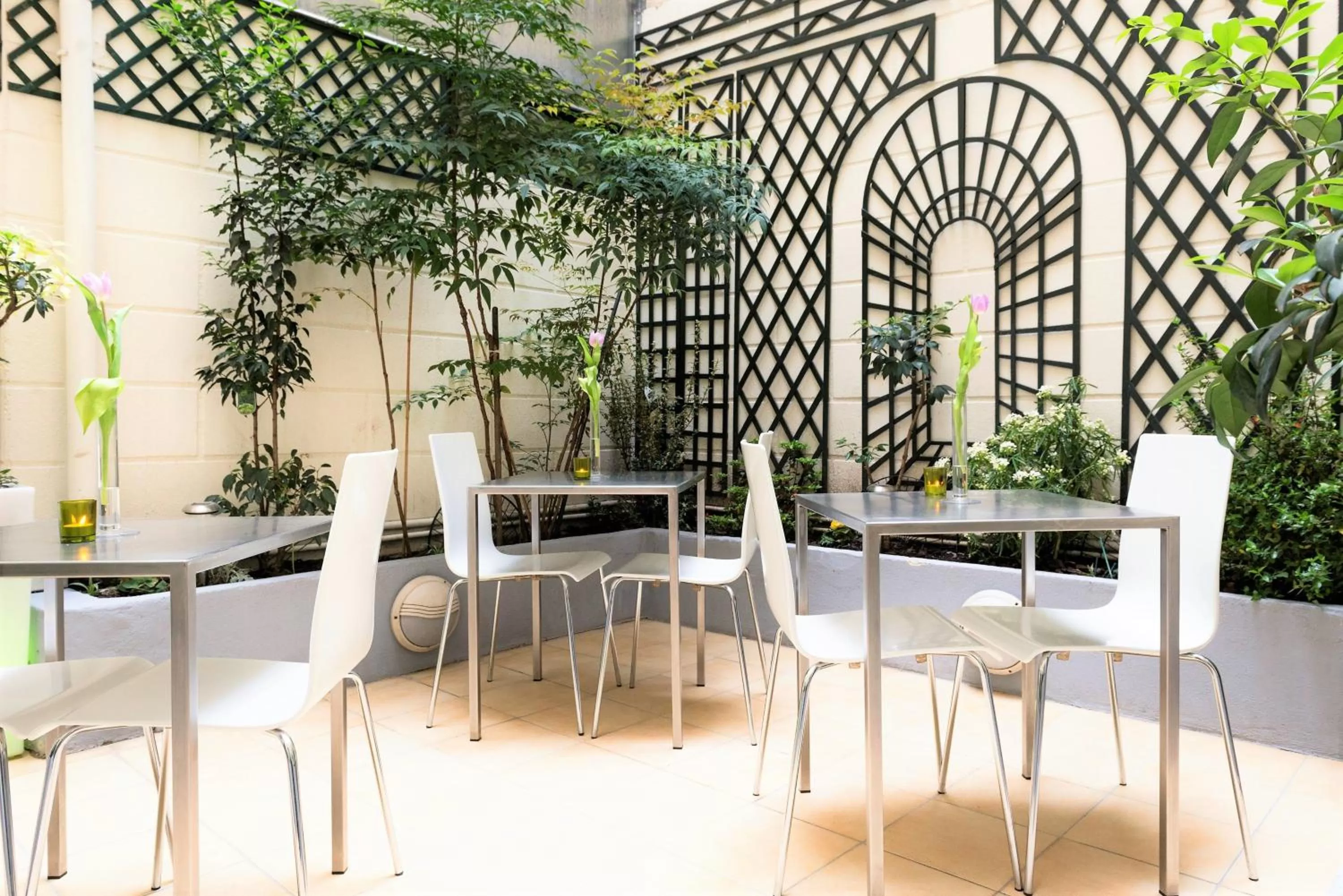 Patio in Hotel Glasgow Monceau by Patrick Hayat