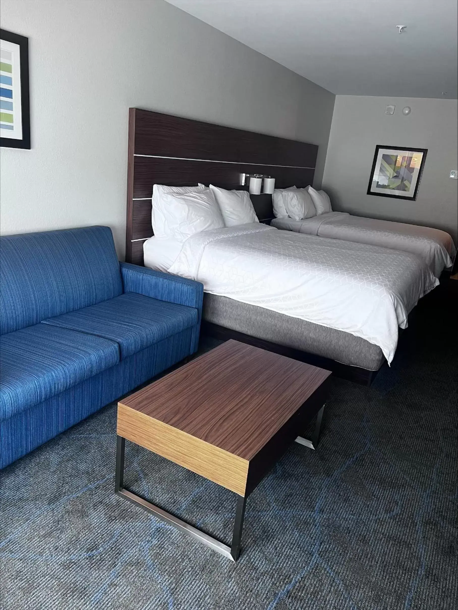 Bed in Holiday Inn Express & Suites - Dahlonega - University Area, an IHG Hotel