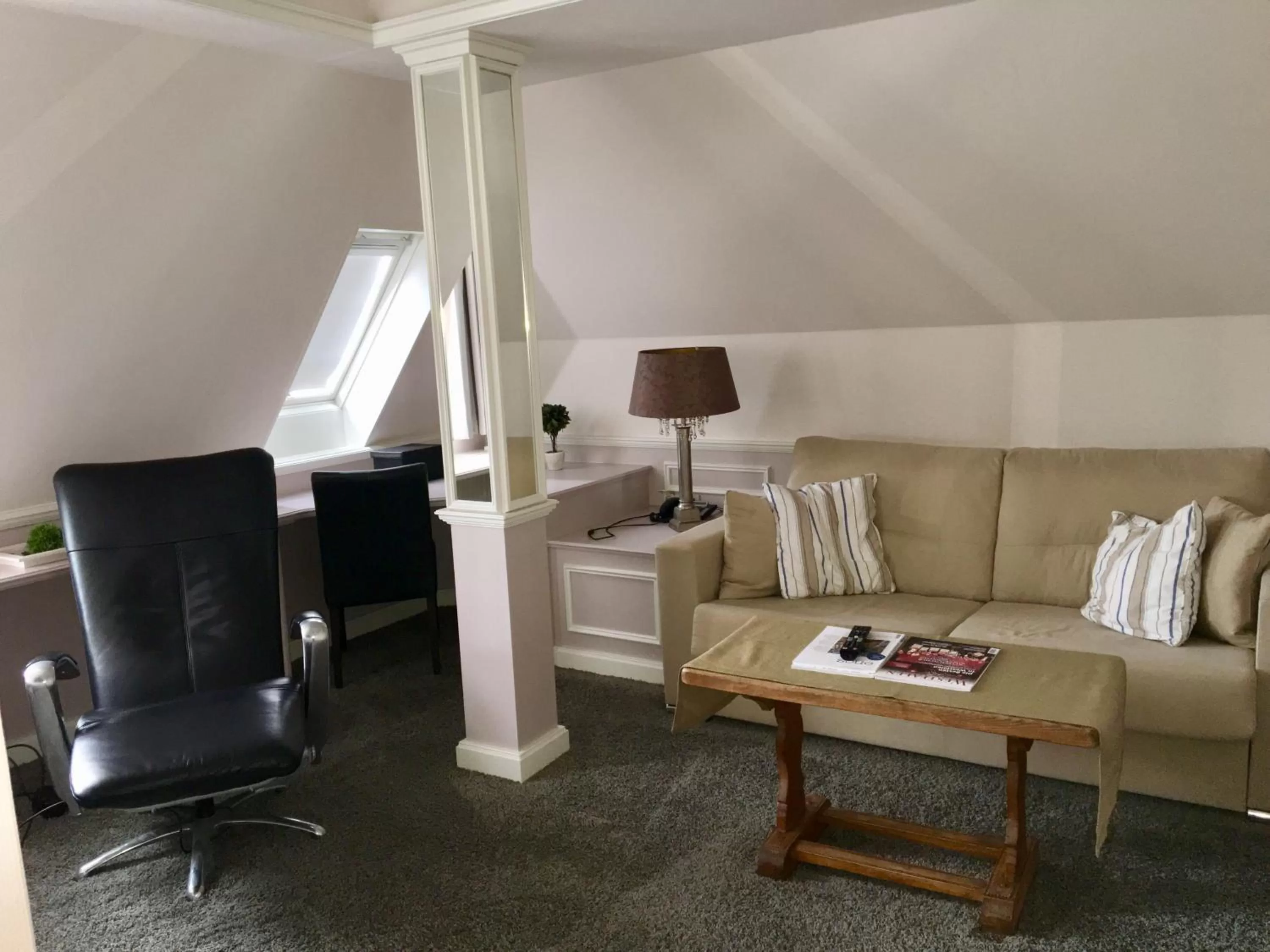 Living room, Bed in Hotel Lippischer Hof