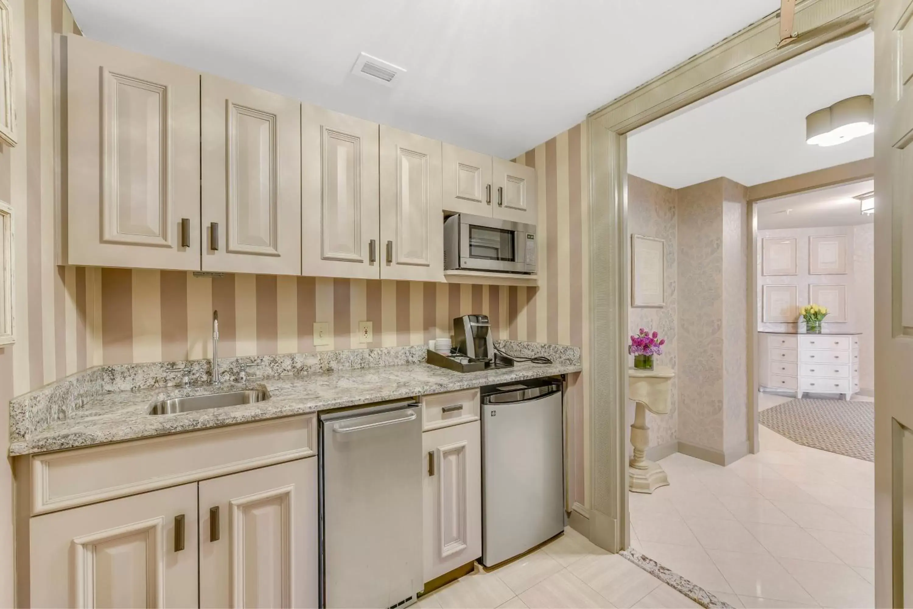 Kitchen or kitchenette, Kitchen/Kitchenette in The Madison Hotel