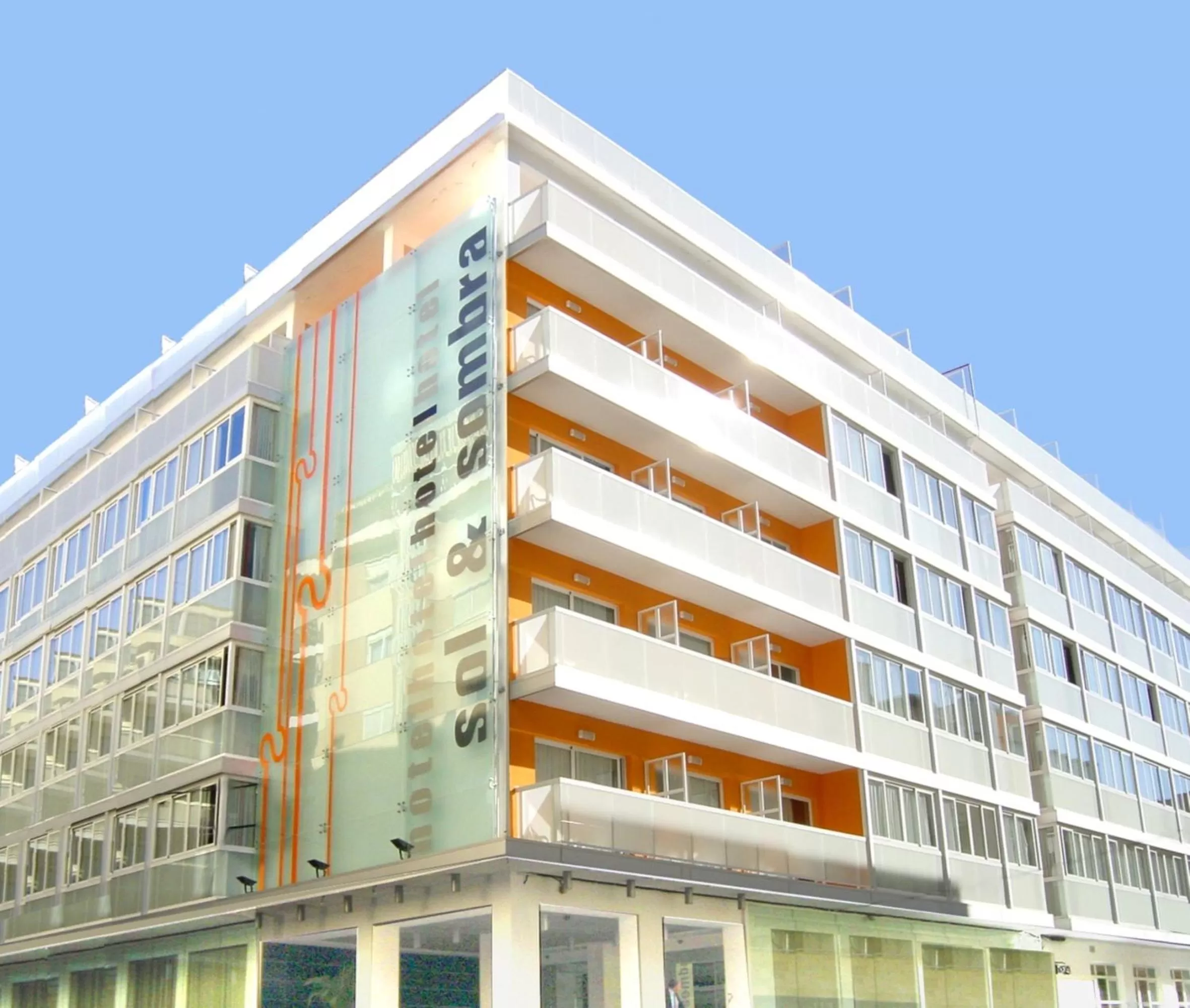 Facade/entrance in Sol y Sombra