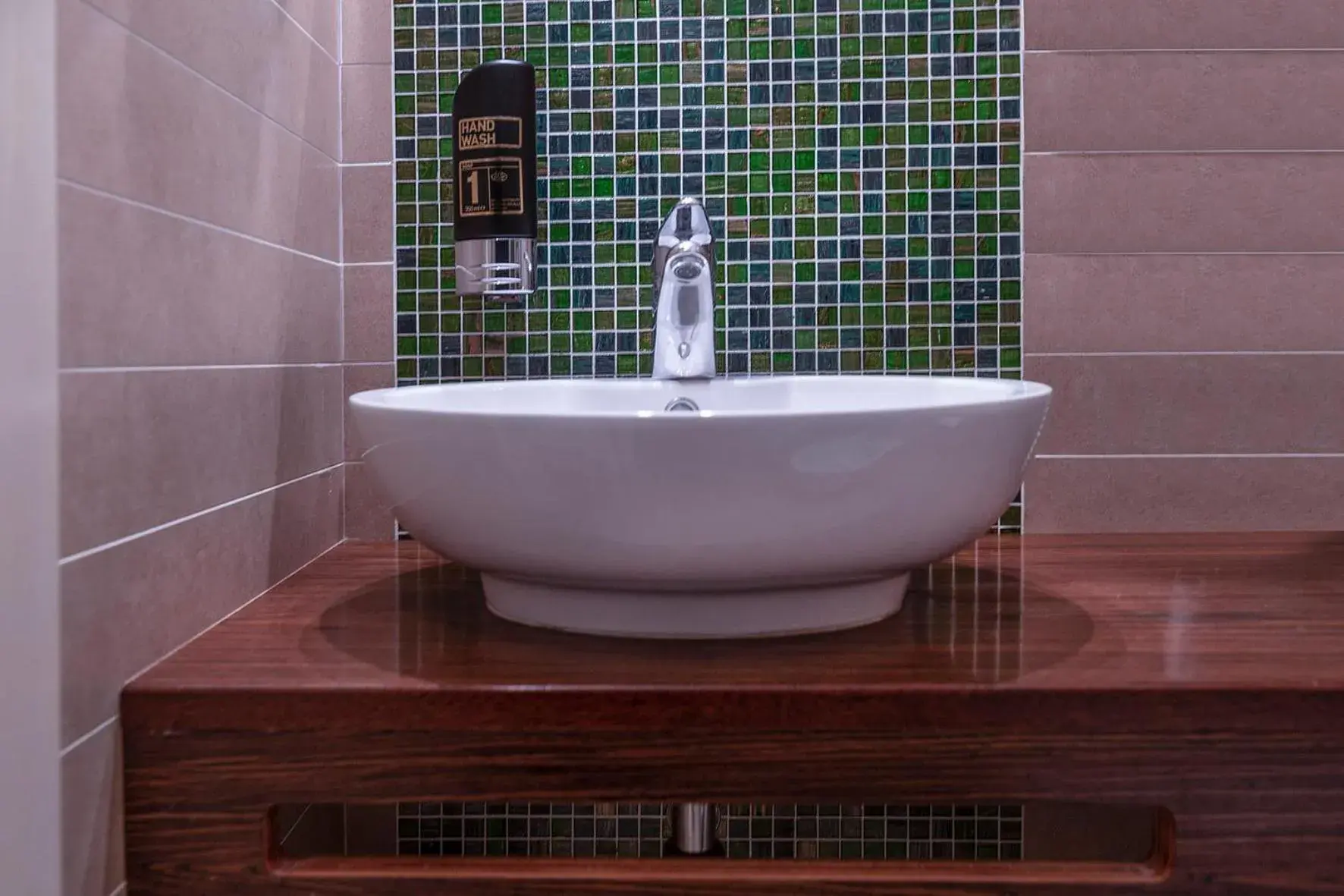 Bathroom in Hotel Lago Di Garda