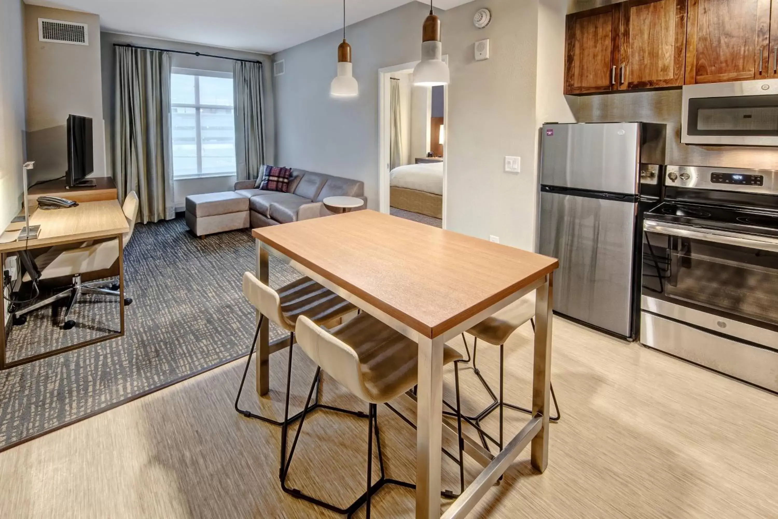 Living room, Kitchen/Kitchenette in Residence Inn by Marriott Nashville Green Hills