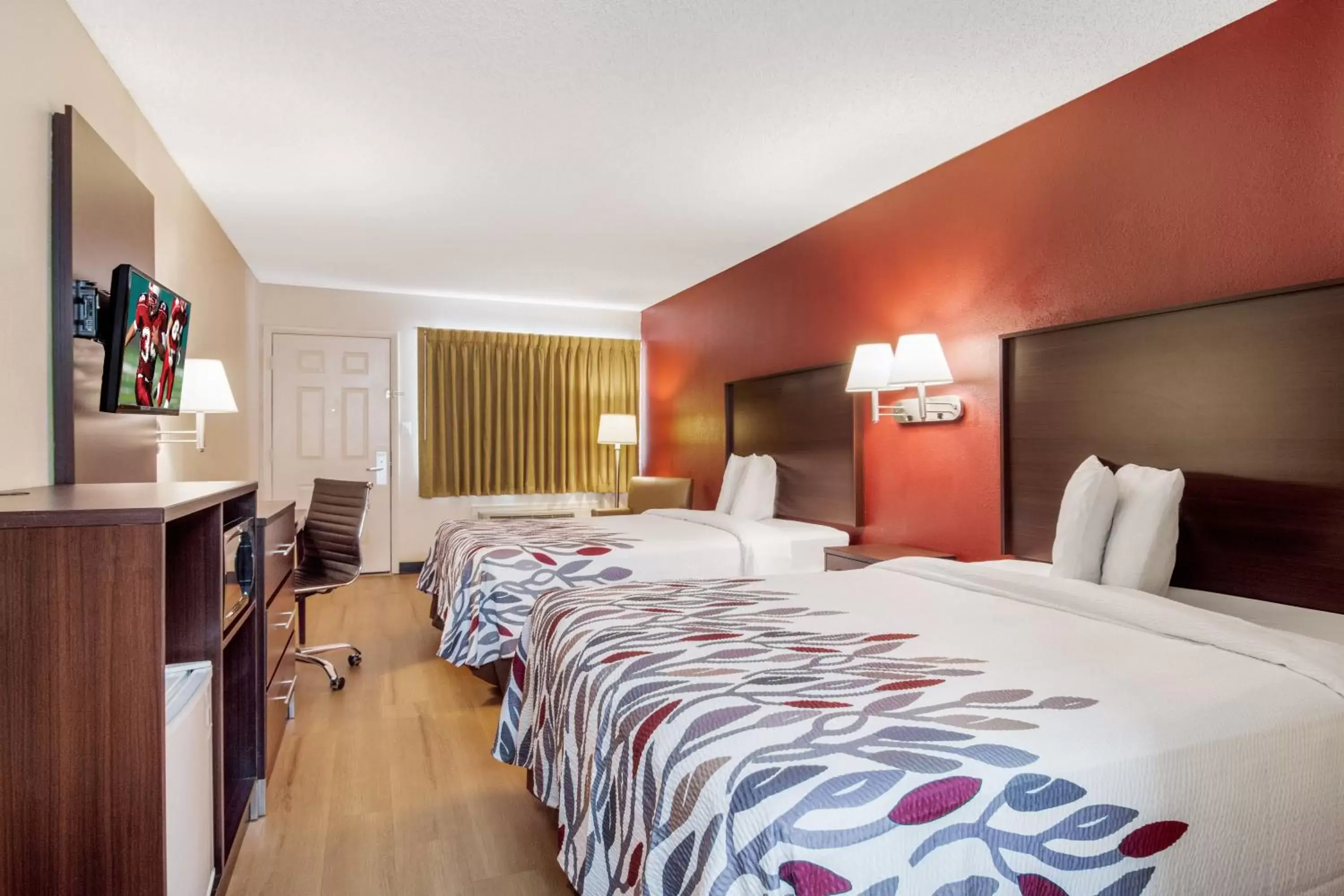 Photo of the whole room, Bed in Red Roof Inn Acworth - Emerson - LakePoint South