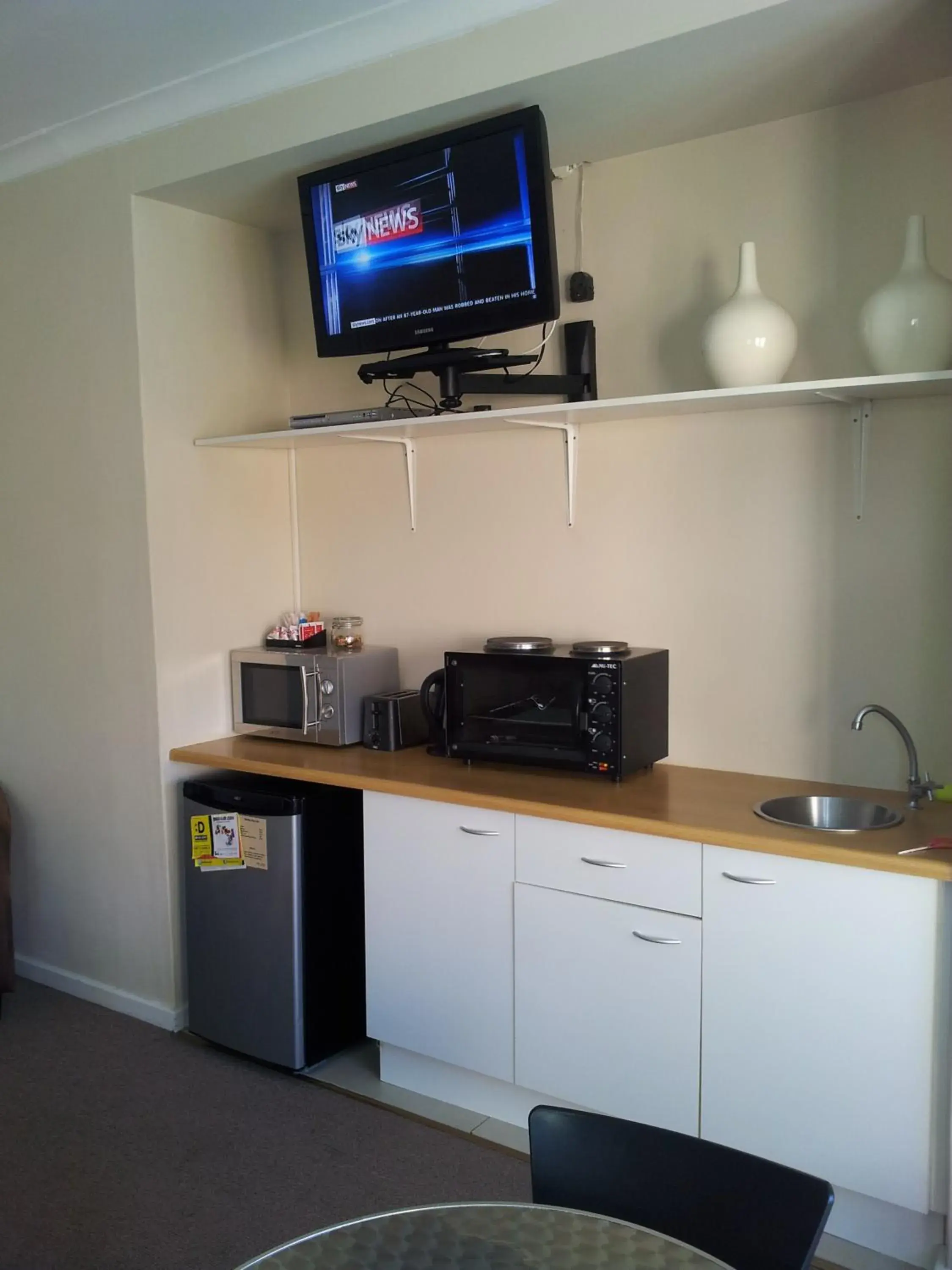 Photo of the whole room, Kitchen/Kitchenette in Palm Beach Guesthouse