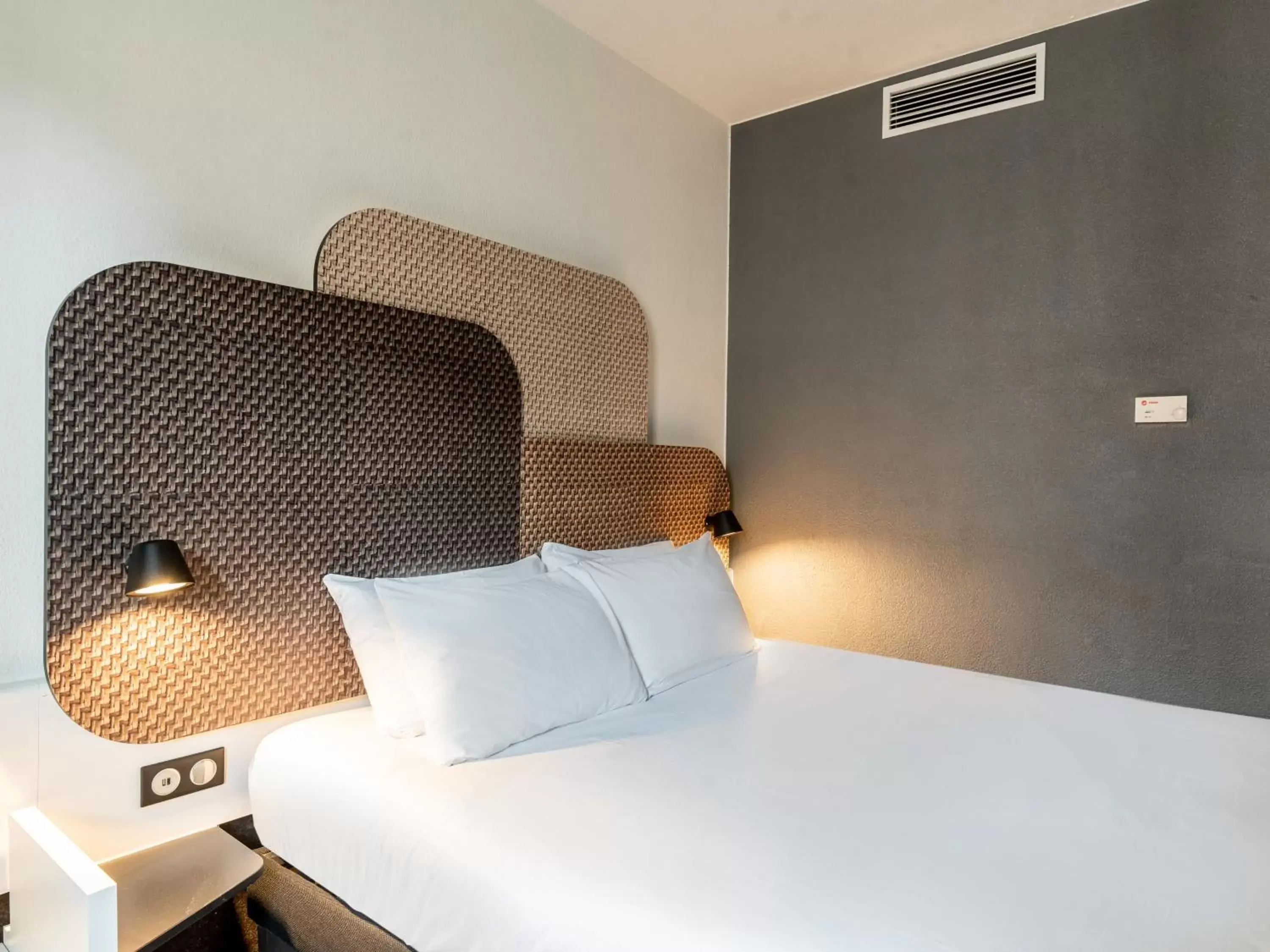 Bedroom, Bed in B&B HOTEL Marseille Prado Parc des Expositions