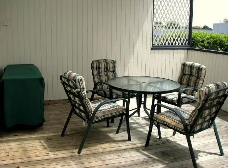 Balcony/Terrace, Dining Area in Kings Court Motel