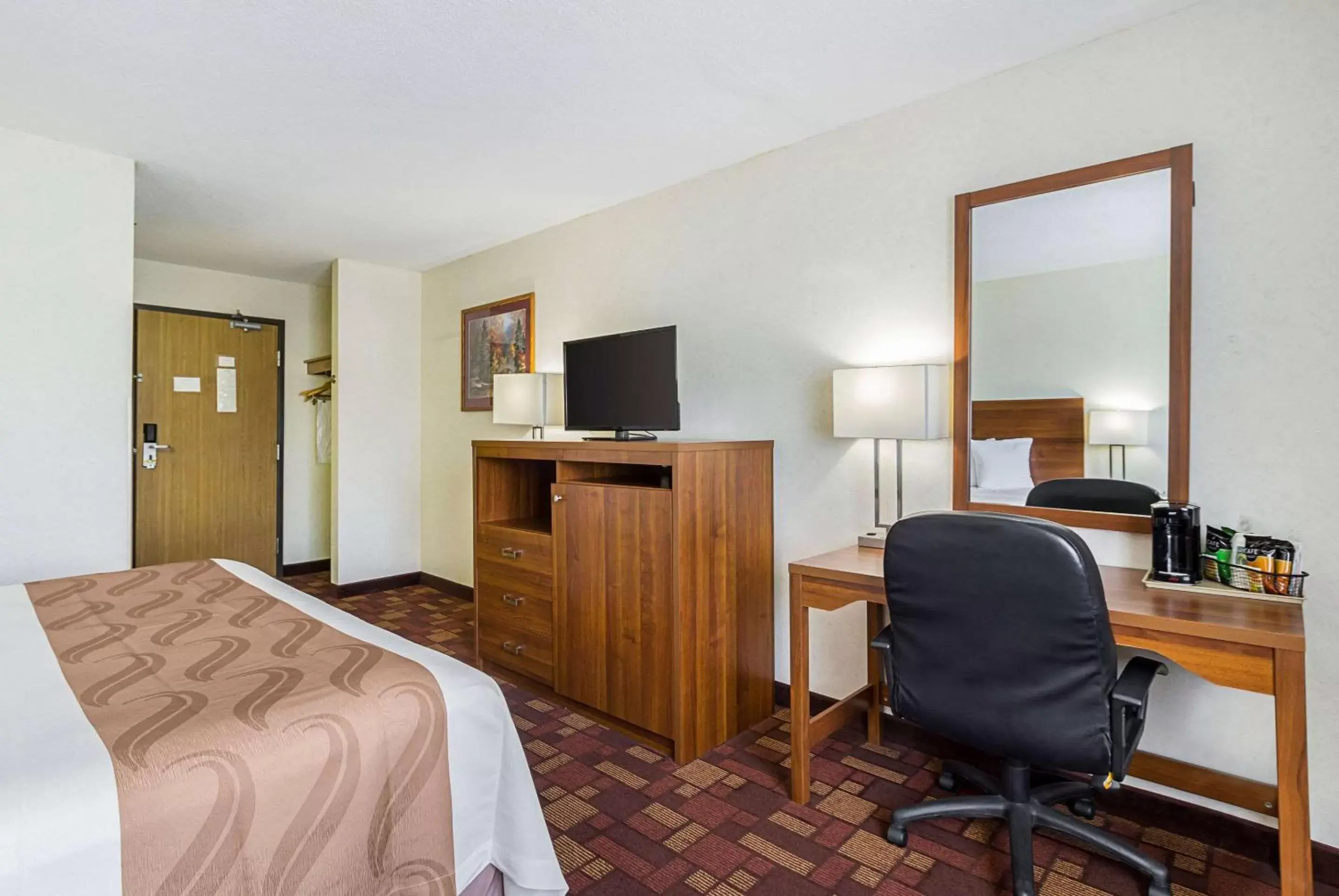 Photo of the whole room, TV/Entertainment Center in Econo Lodge Luverne I-90