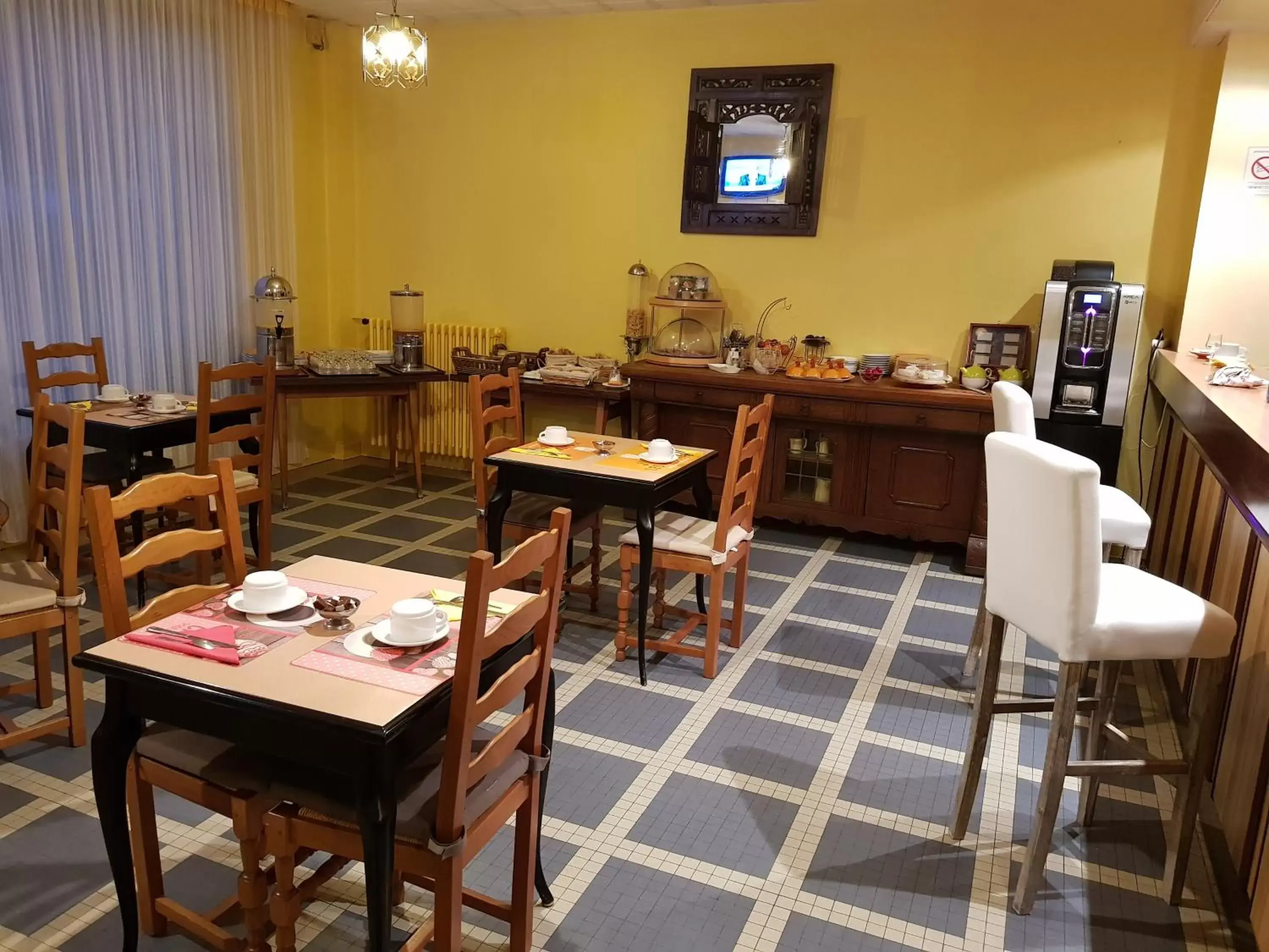 Restaurant/Places to Eat in Hotel Christina - Contact Hotel