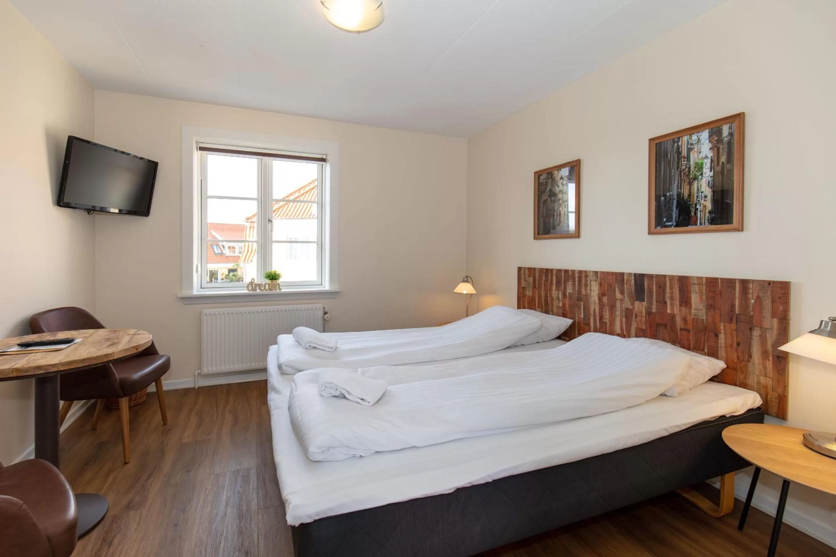 Bed in Foldens Hotel