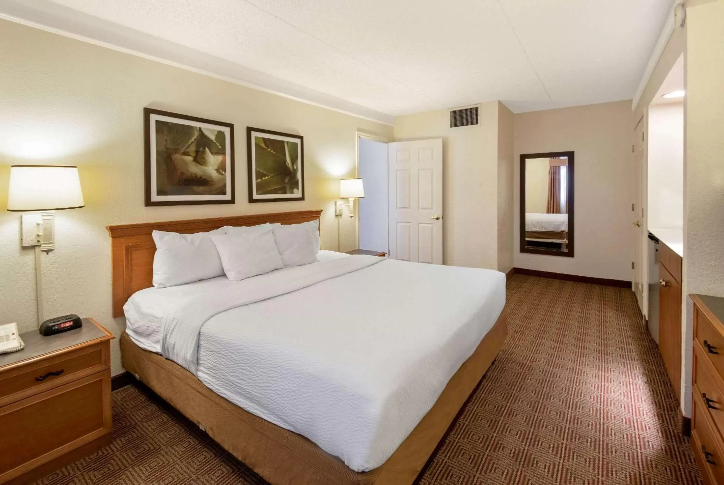 Photo of the whole room, Bed in La Quinta Inn by Wyndham San Antonio Market Square