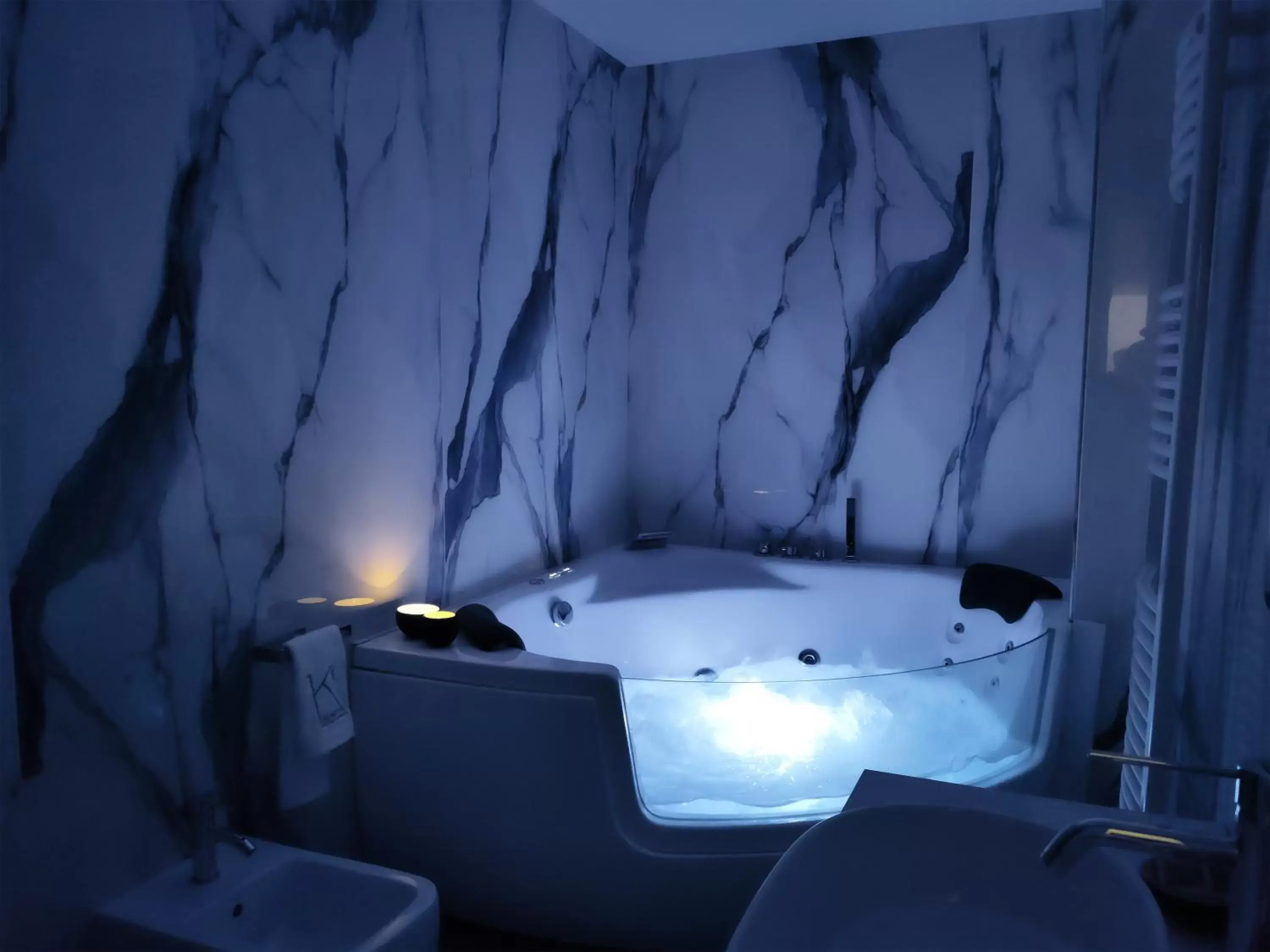 Hot Tub, Bathroom in Kalinifta - Jacuzzi & Suites SIT