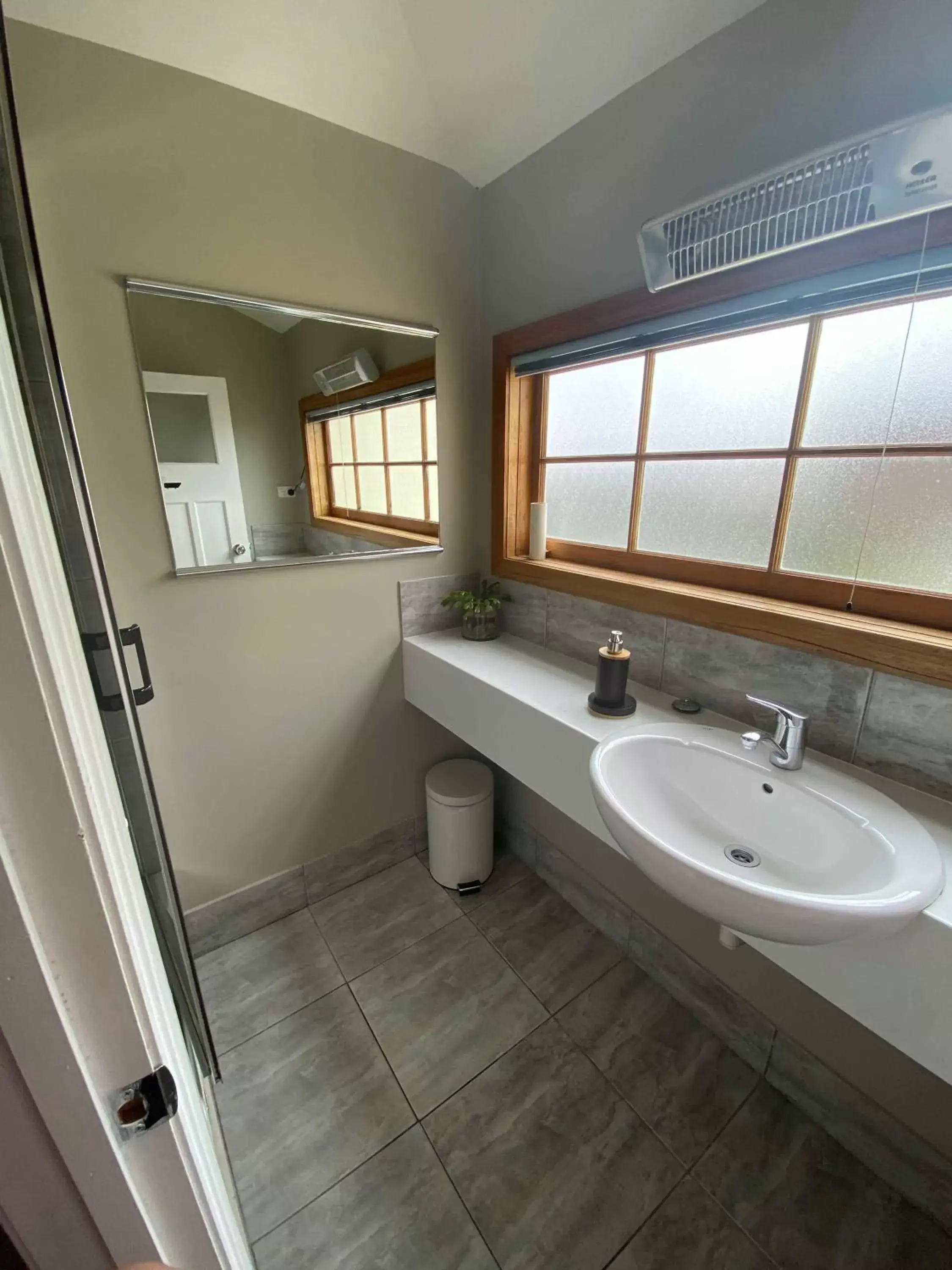 Bathroom in Edinburgh Gallery Bed & Breakfast