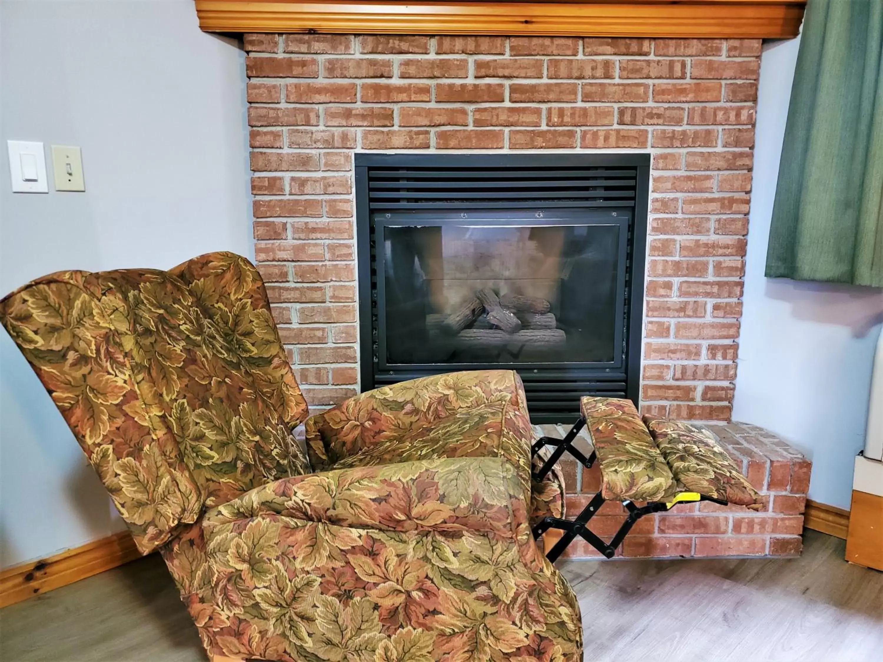 Living room, Seating Area in Knights Inn Colonial Fireside Inn