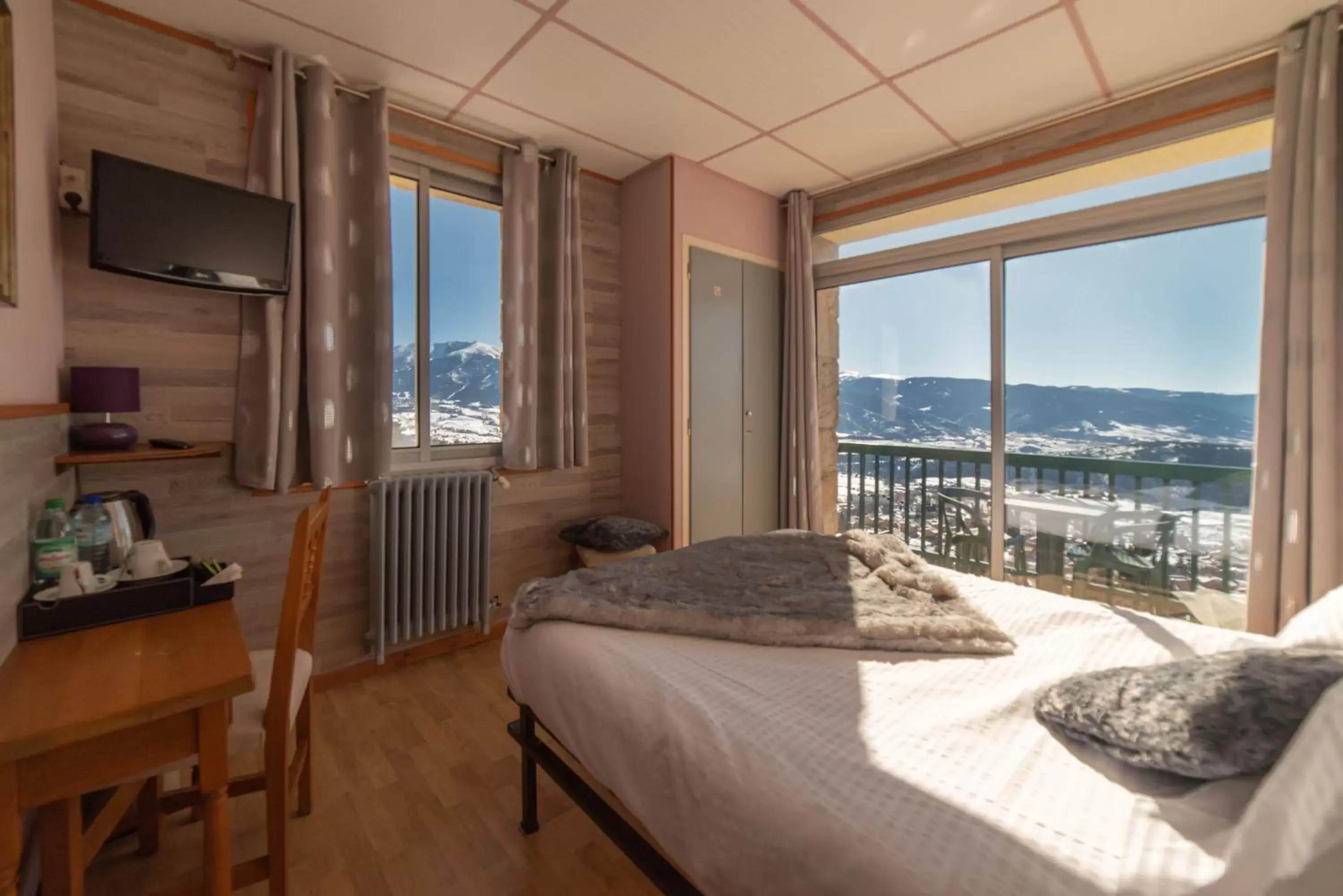 Bedroom, Mountain View in Hotel des Pyrénées