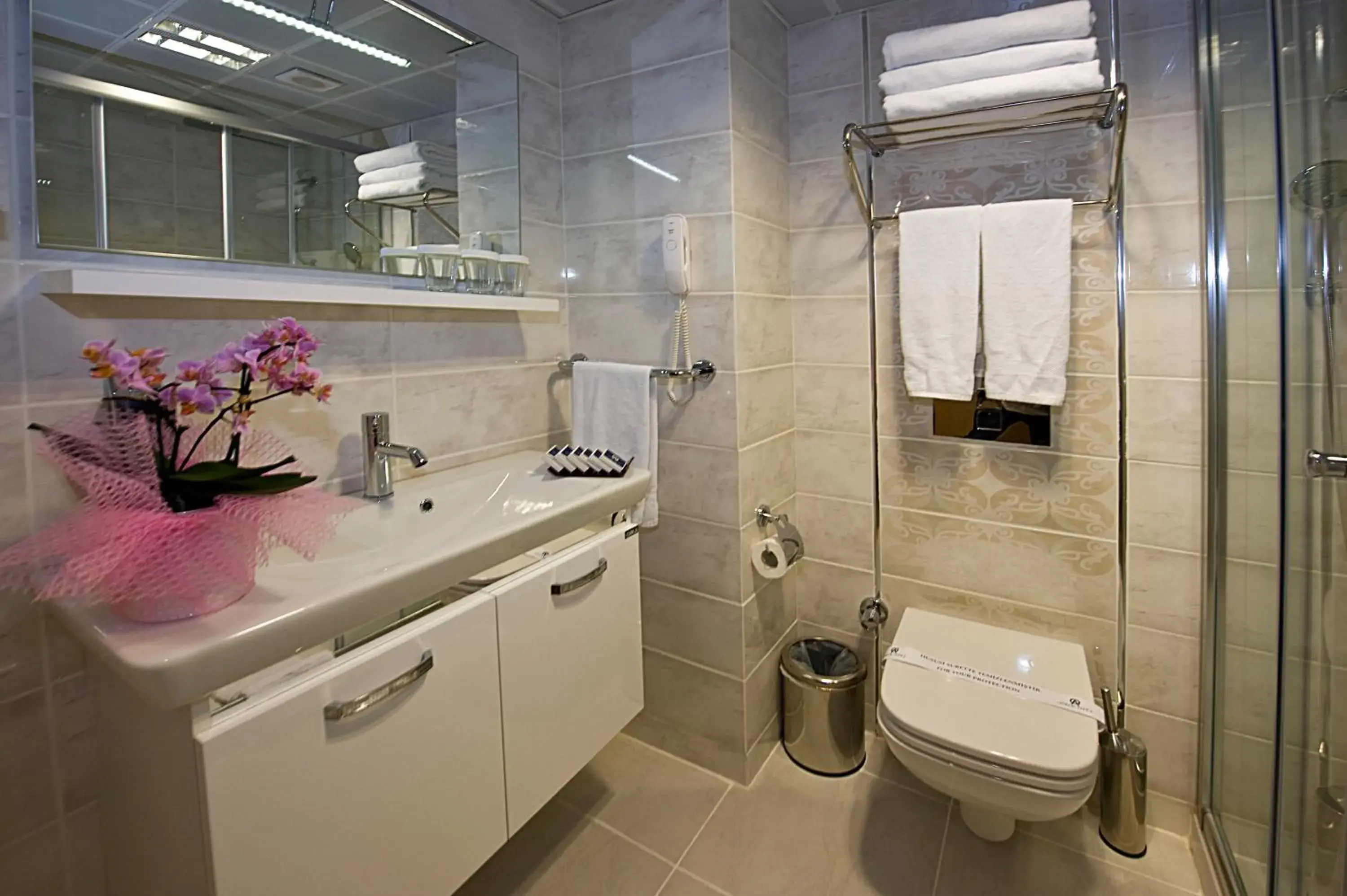 Bathroom in Askoc Hotel & SPA