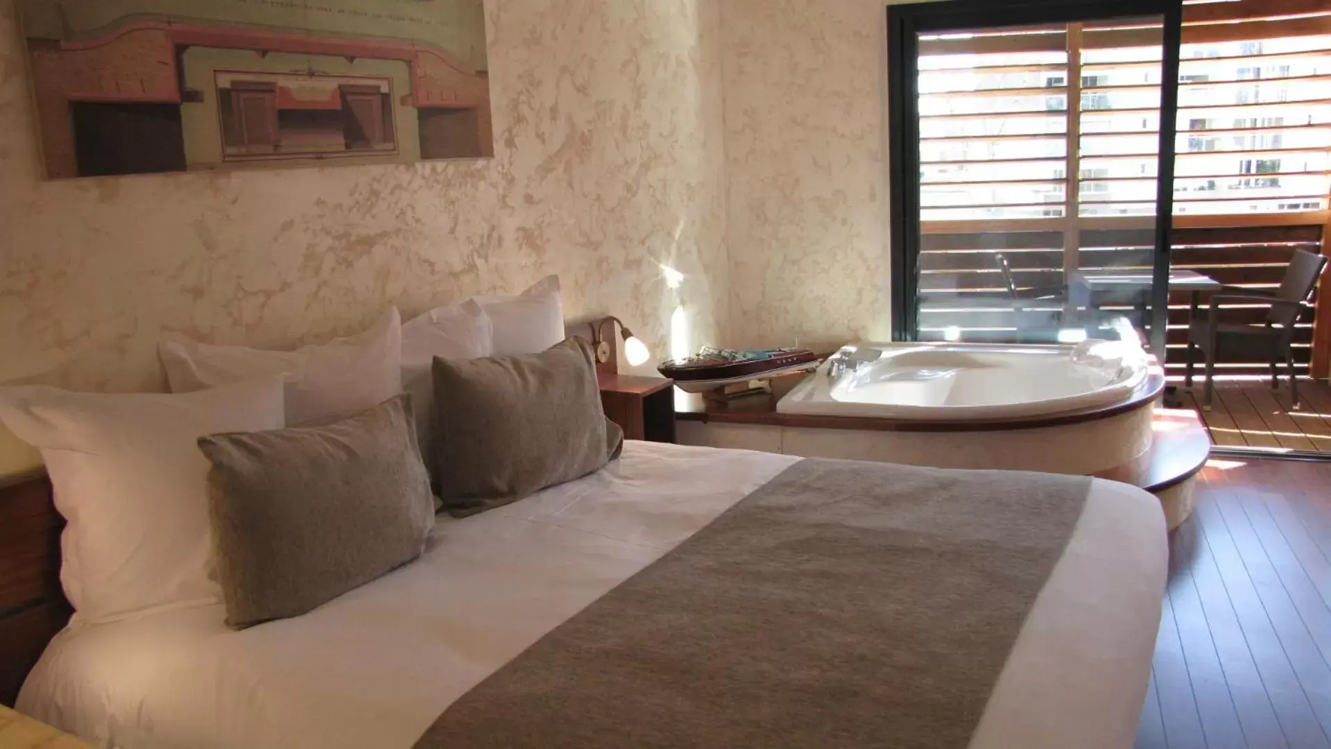 Day, Bed in Ile du Gua Suites