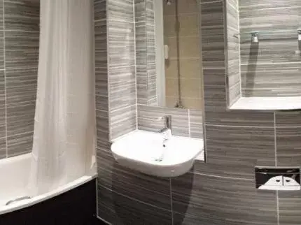 Shower, Bathroom in The Wyndham Arms-Wetherspoon