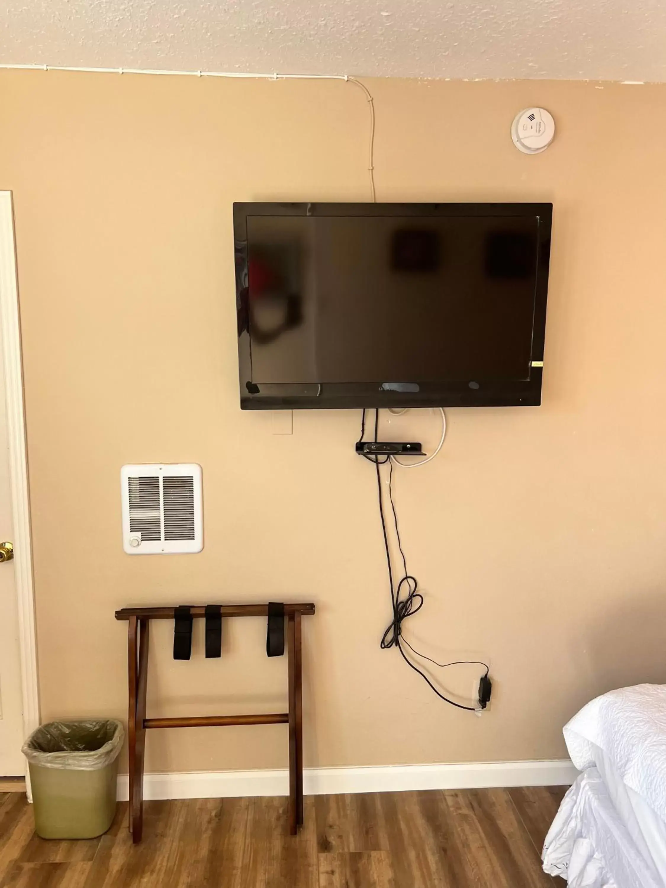 TV and multimedia, TV/Entertainment Center in Great House Motel
