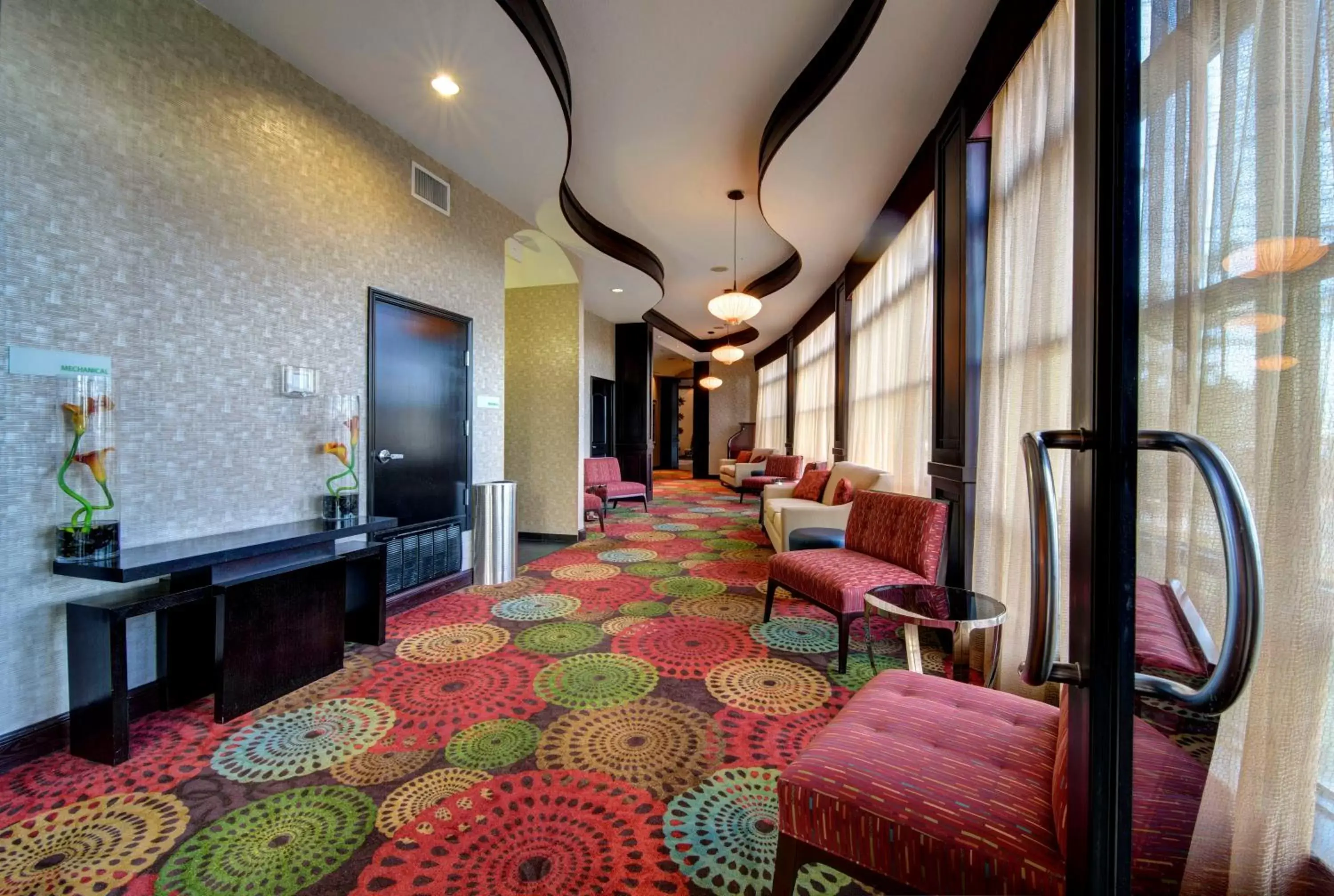 Lobby or reception, Seating Area in Holiday Inn Arlington Northeast, an IHG Hotel