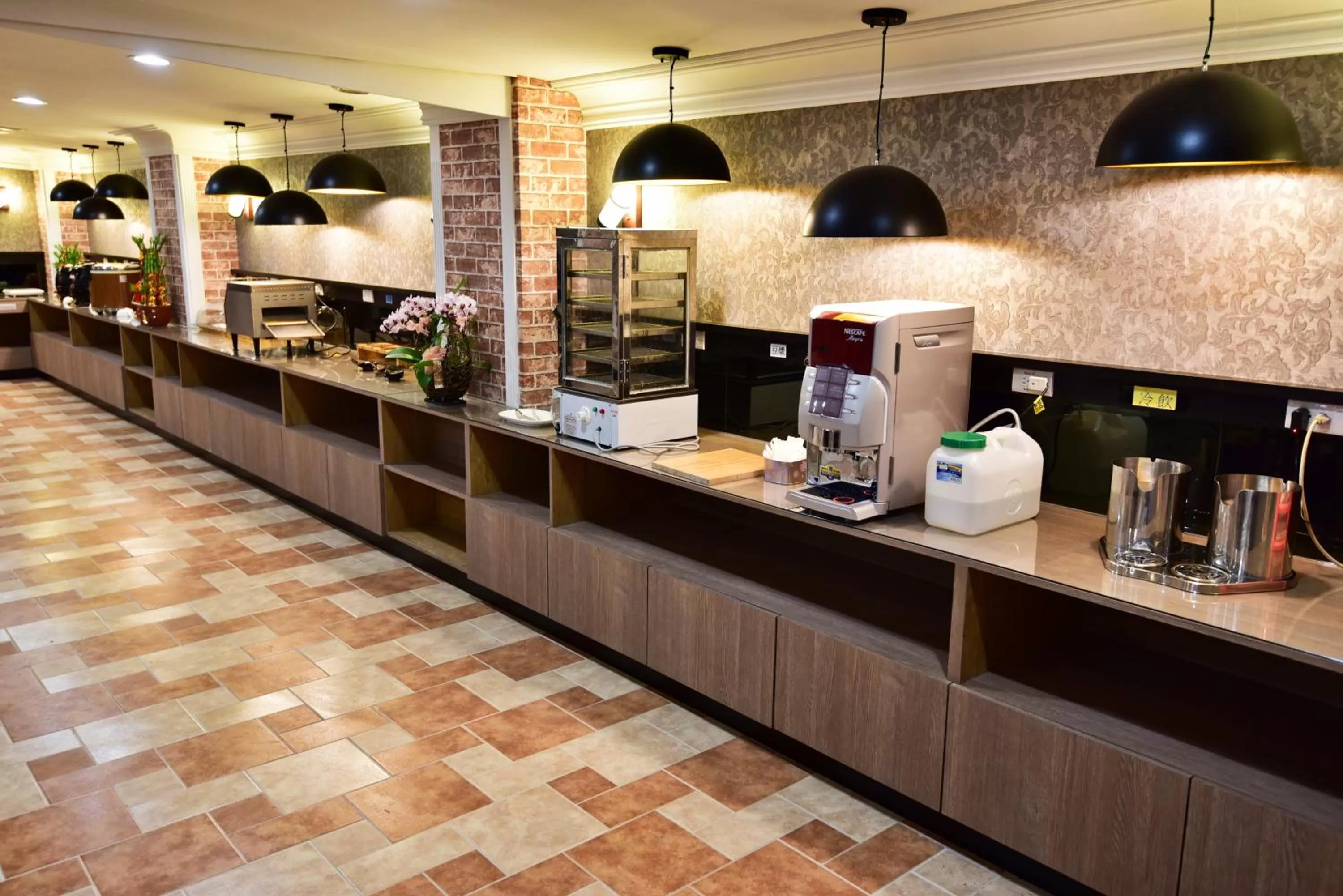 Restaurant/places to eat in Migo Hotel