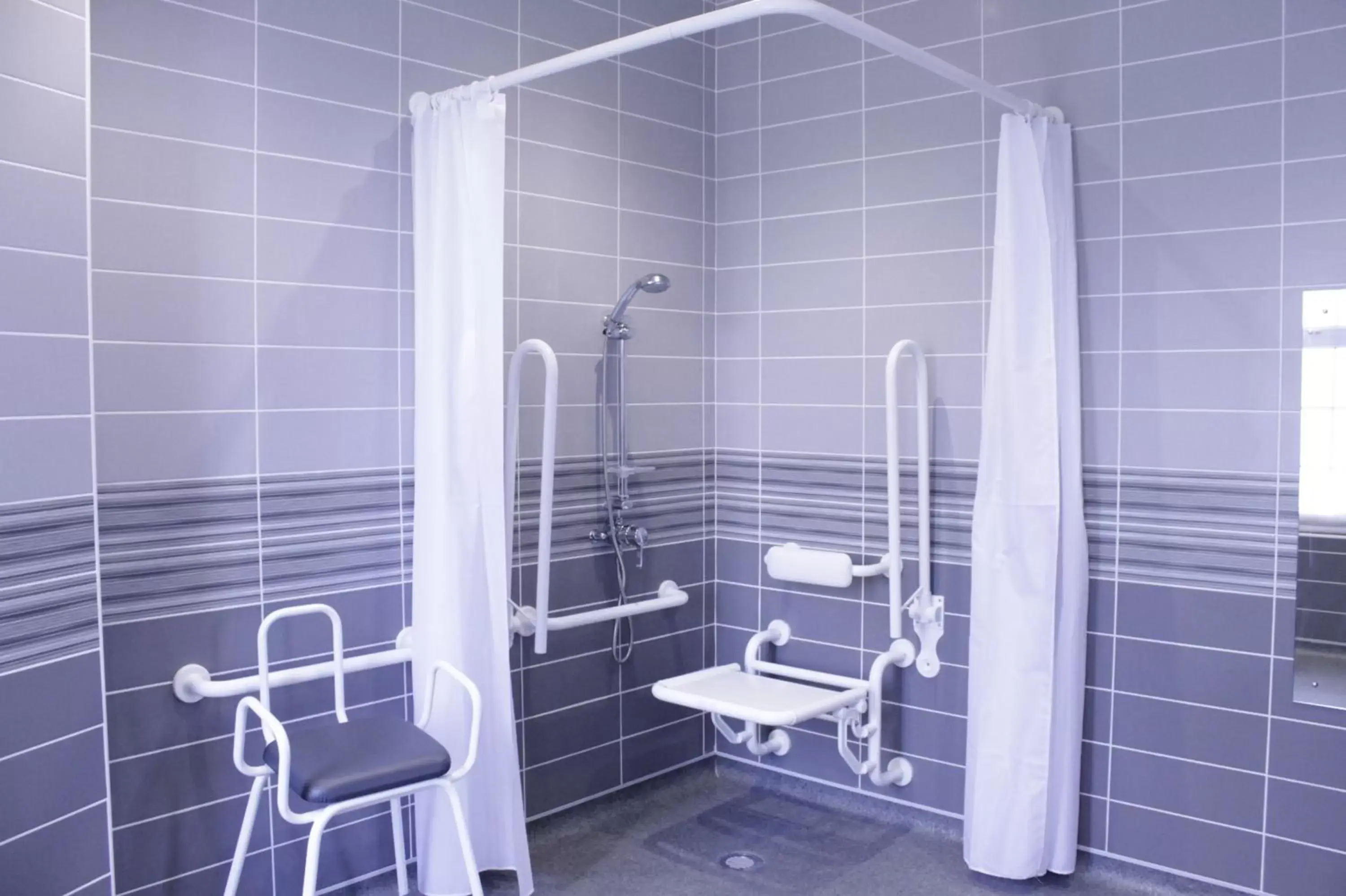 Shower, Bathroom in Gwesty Seren Hotel