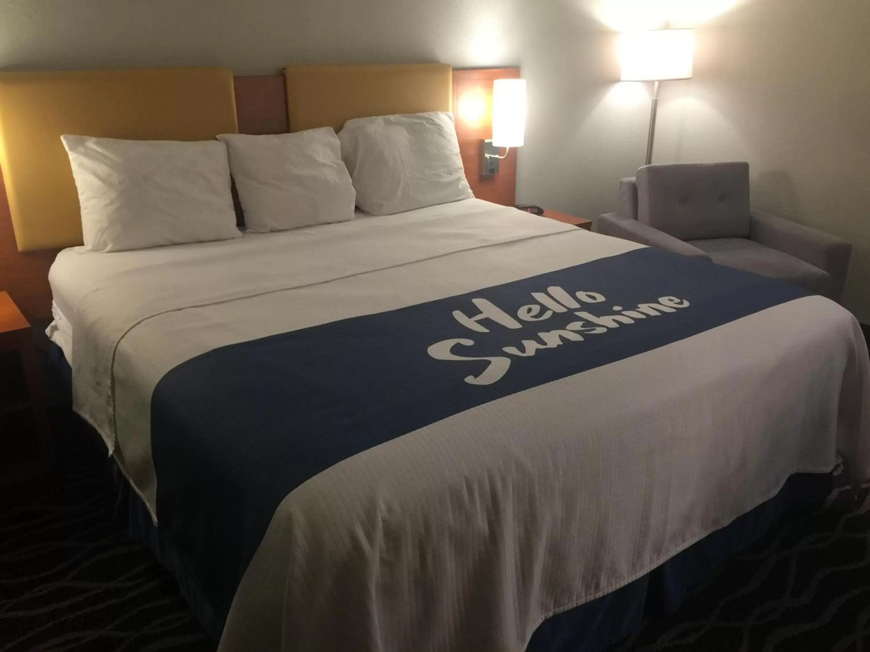 Bed in Days Inn & Suites by Wyndham Cincinnati North