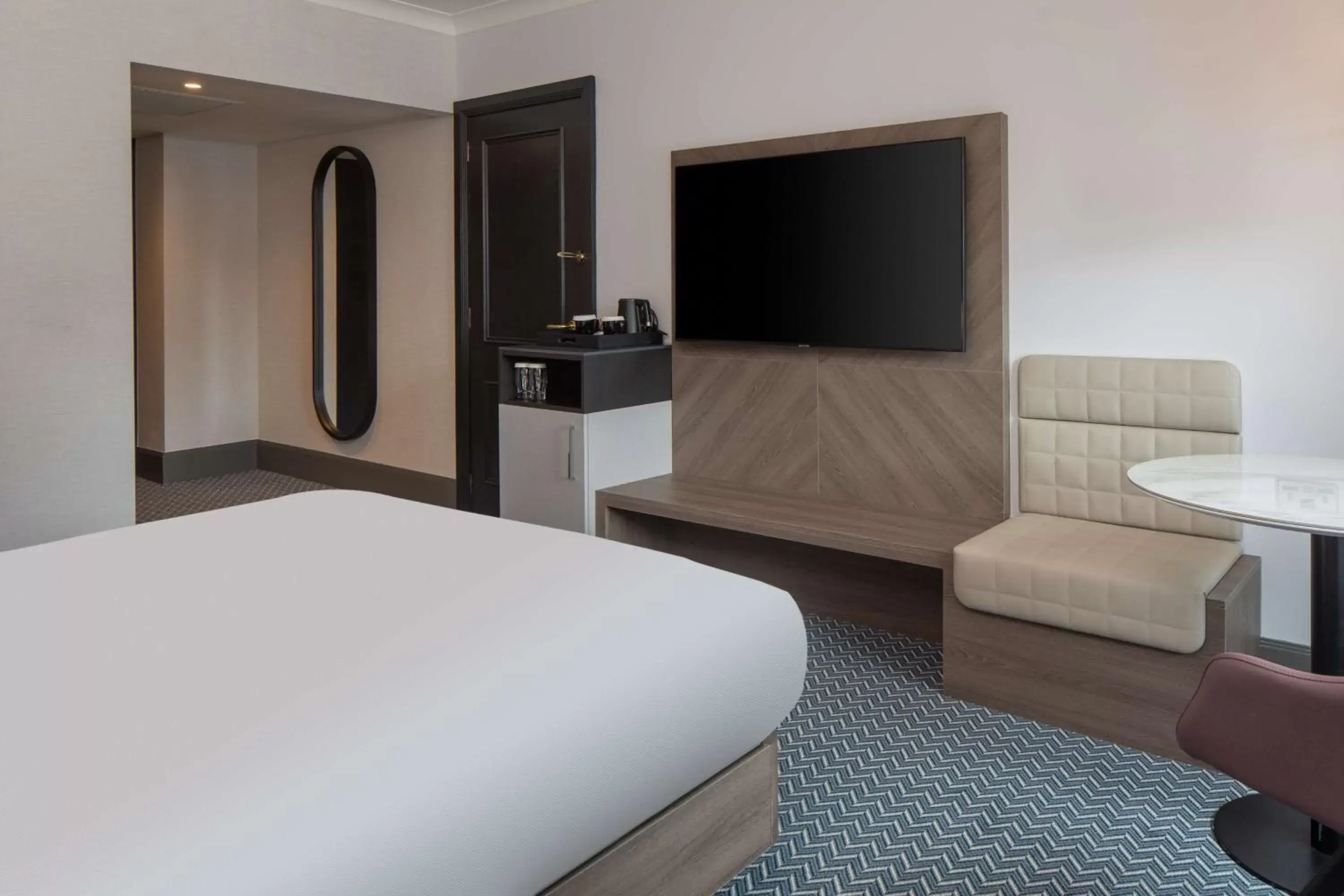 Bed, TV/Entertainment Center in Hilton Glasgow