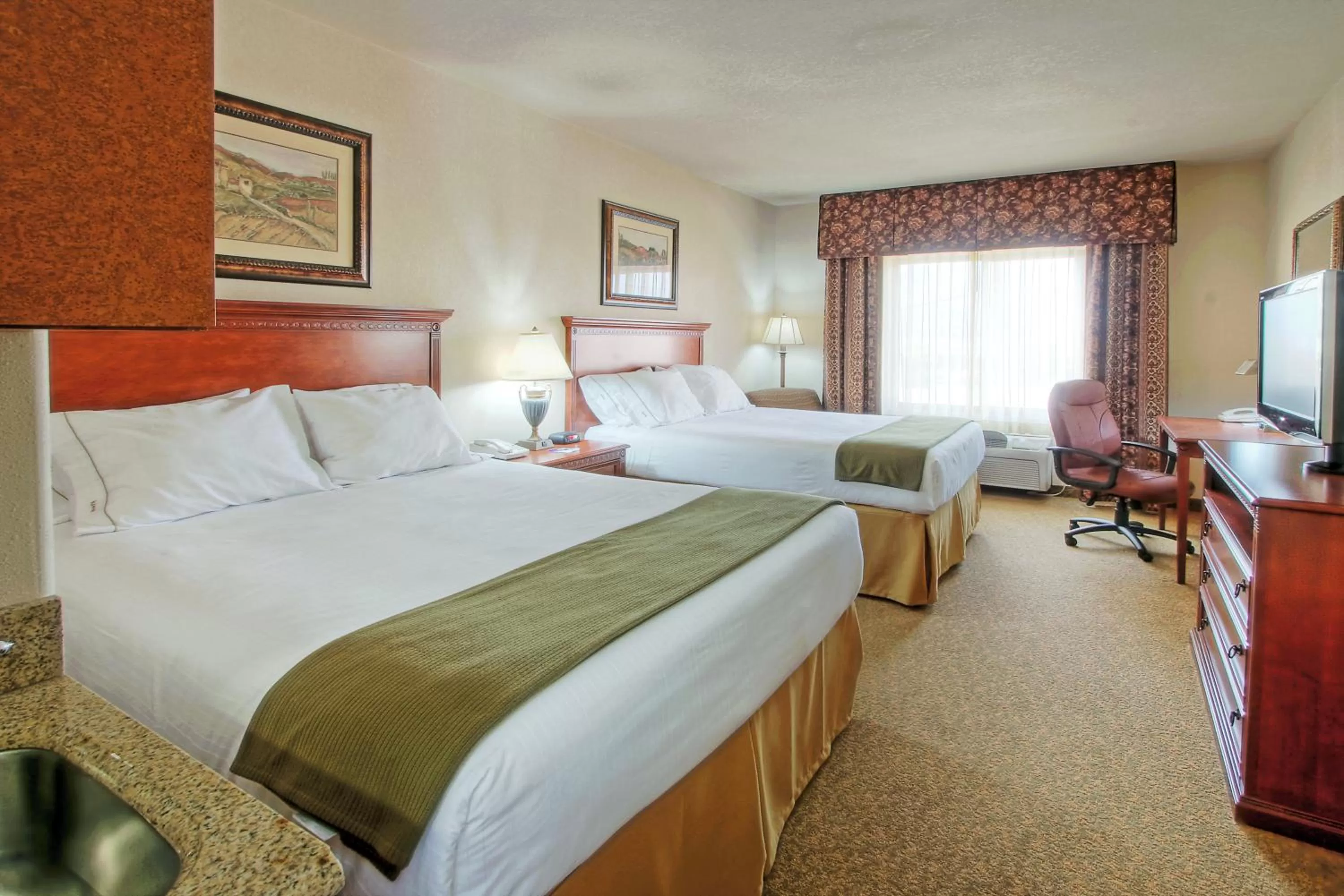Photo of the whole room, Bed in Holiday Inn Express Hotel & Suites Las Cruces by IHG