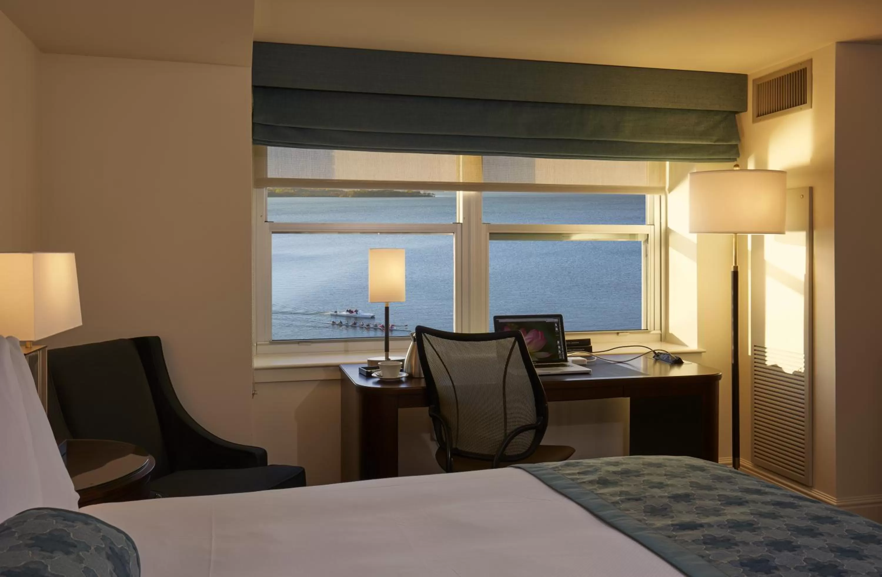 Seating area, Bed in The Edgewater