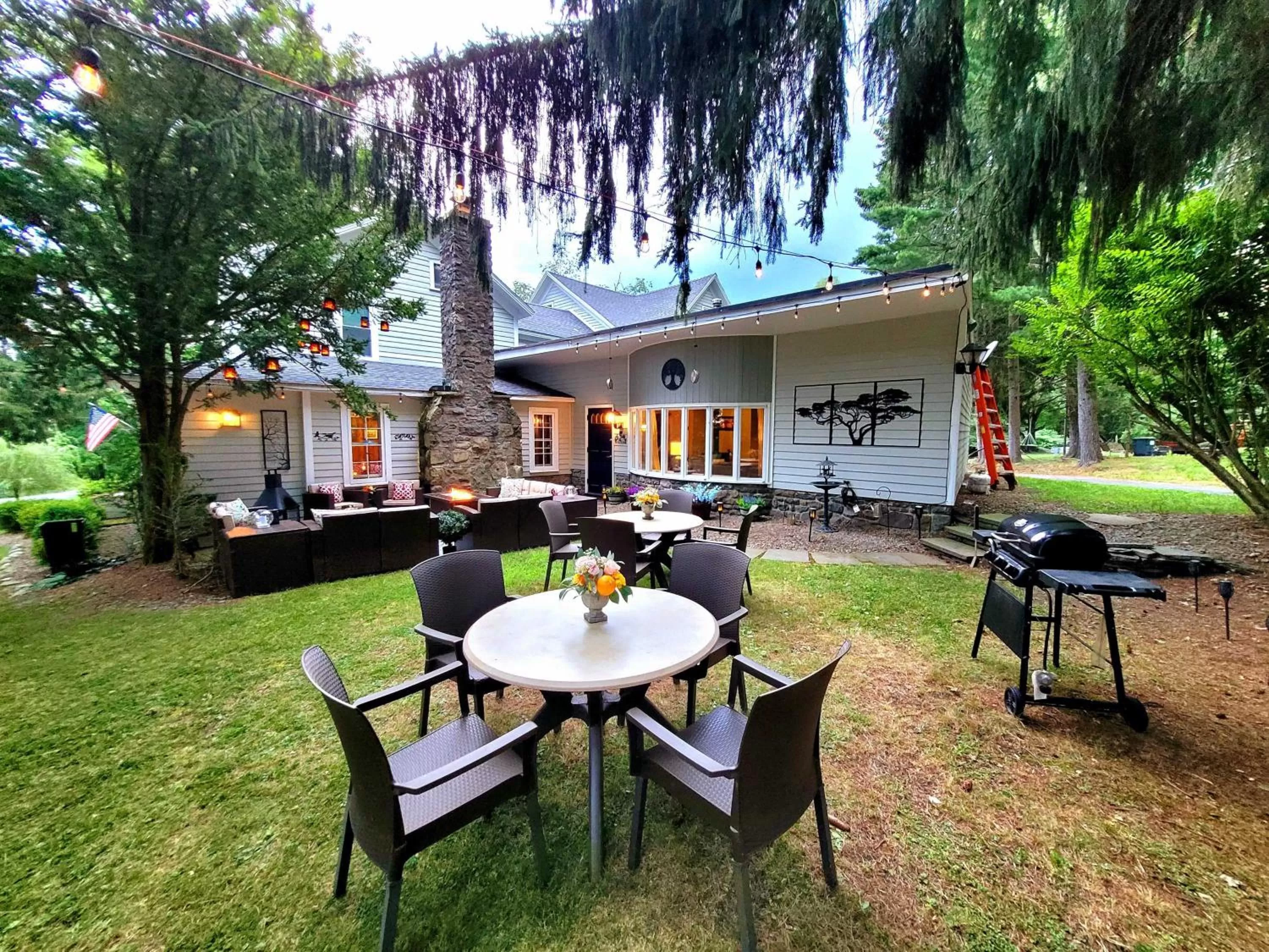 Patio, Property Building in Pump House Inn & Spa