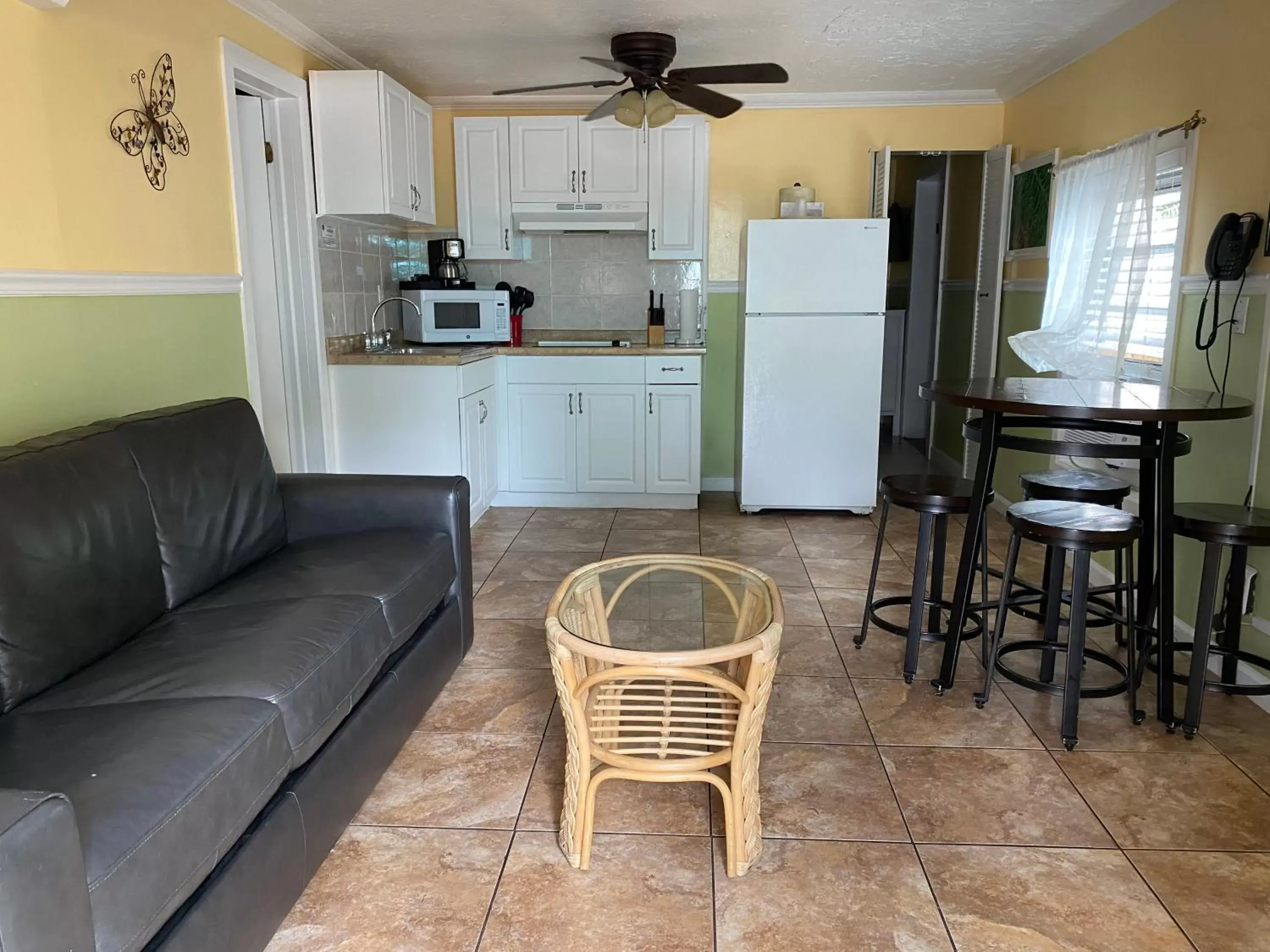 Kitchen or kitchenette, Kitchen/Kitchenette in The Palms Hotel