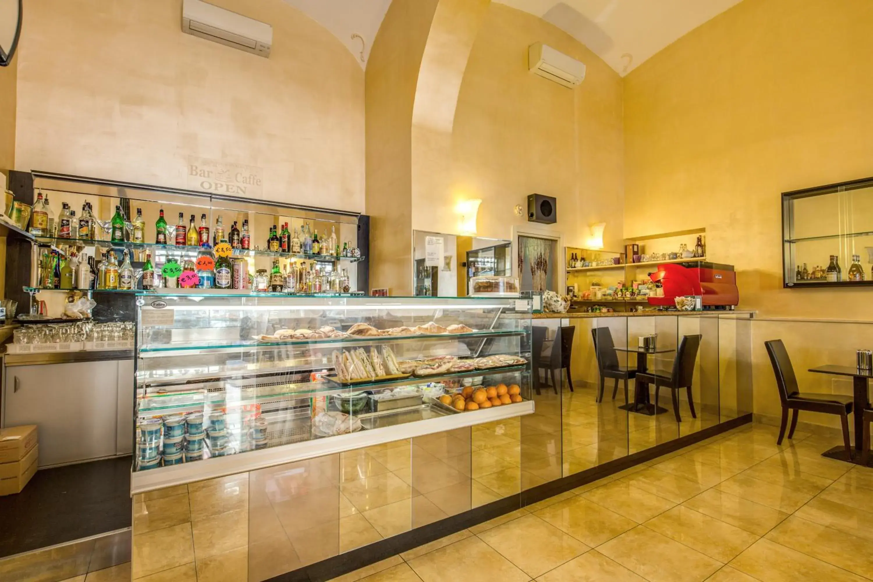 Restaurant/places to eat, Lounge/Bar in Hotel Maryelen