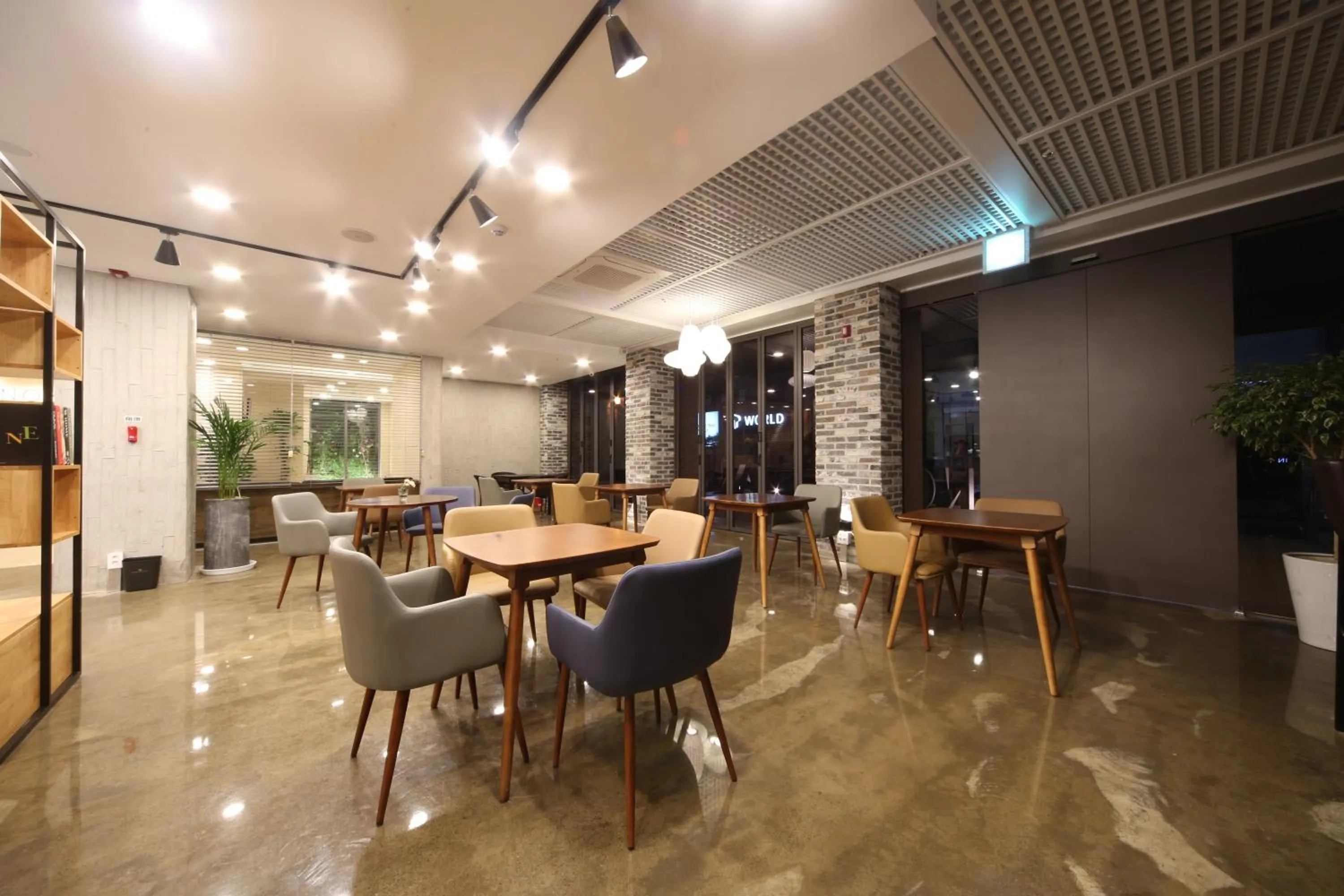 Restaurant/places to eat in Hotel Noblestay