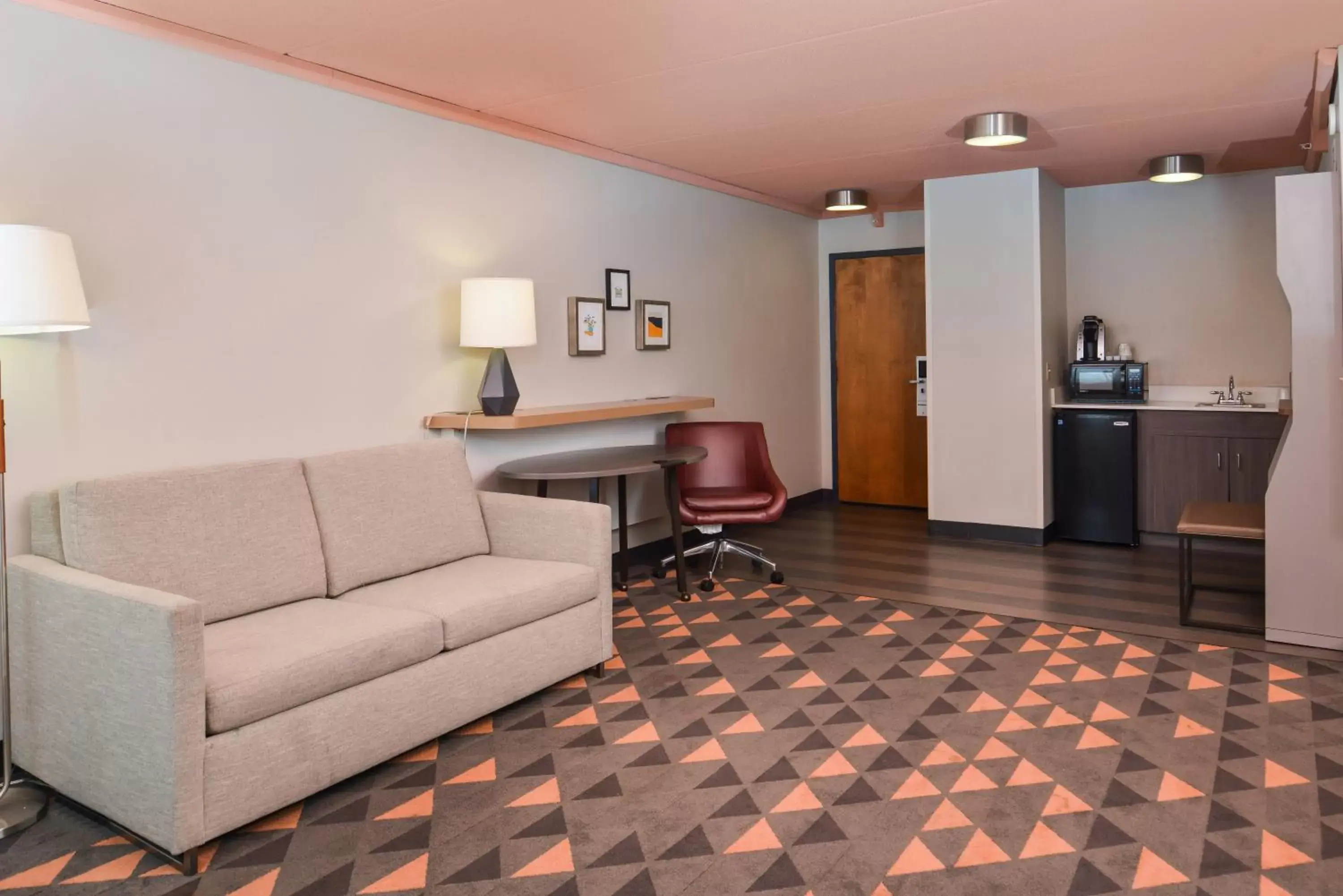 Photo of the whole room, Seating Area in Holiday Inn Auburn-Finger Lakes Region, an IHG Hotel